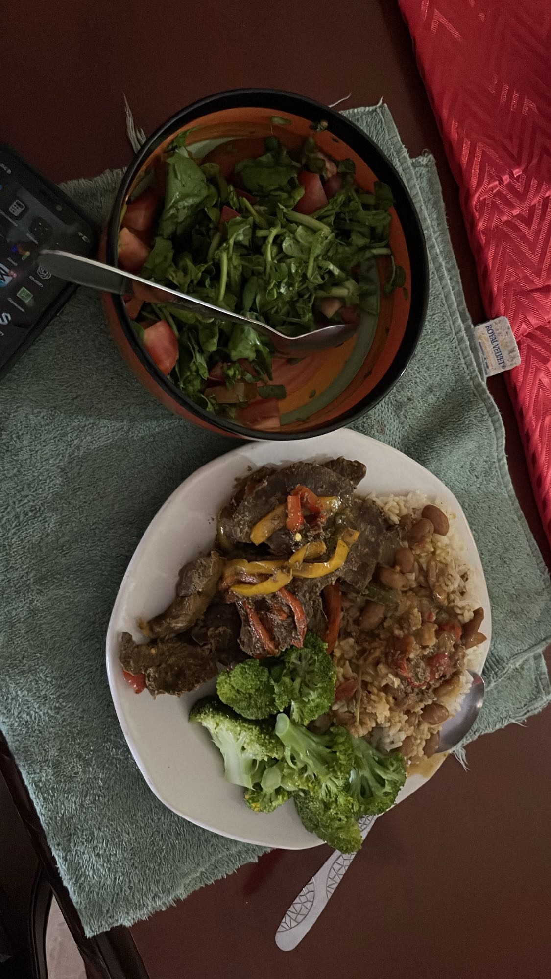 Carne con arroz, ensalada