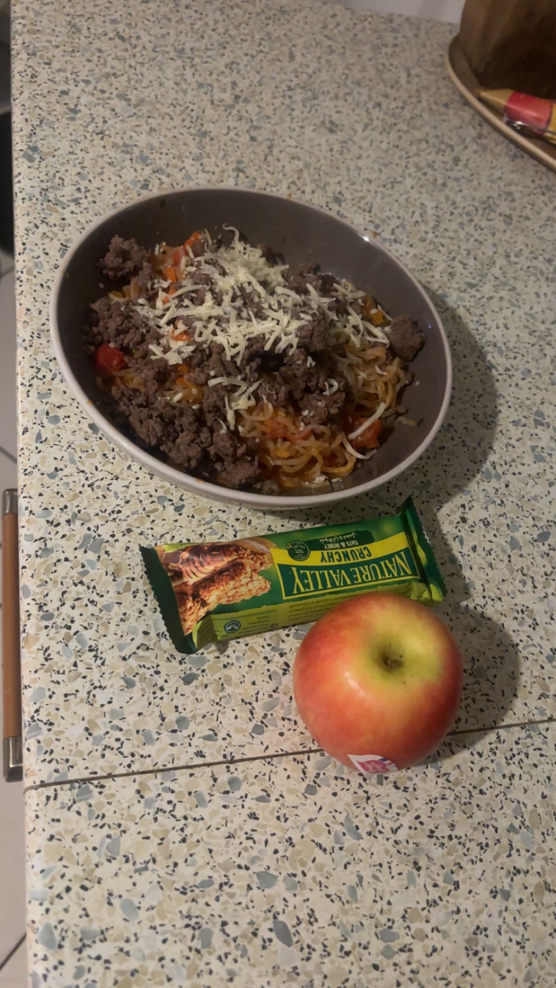 Nouilles de konjac, légumes, bœuf, gruyère, pomme, barre