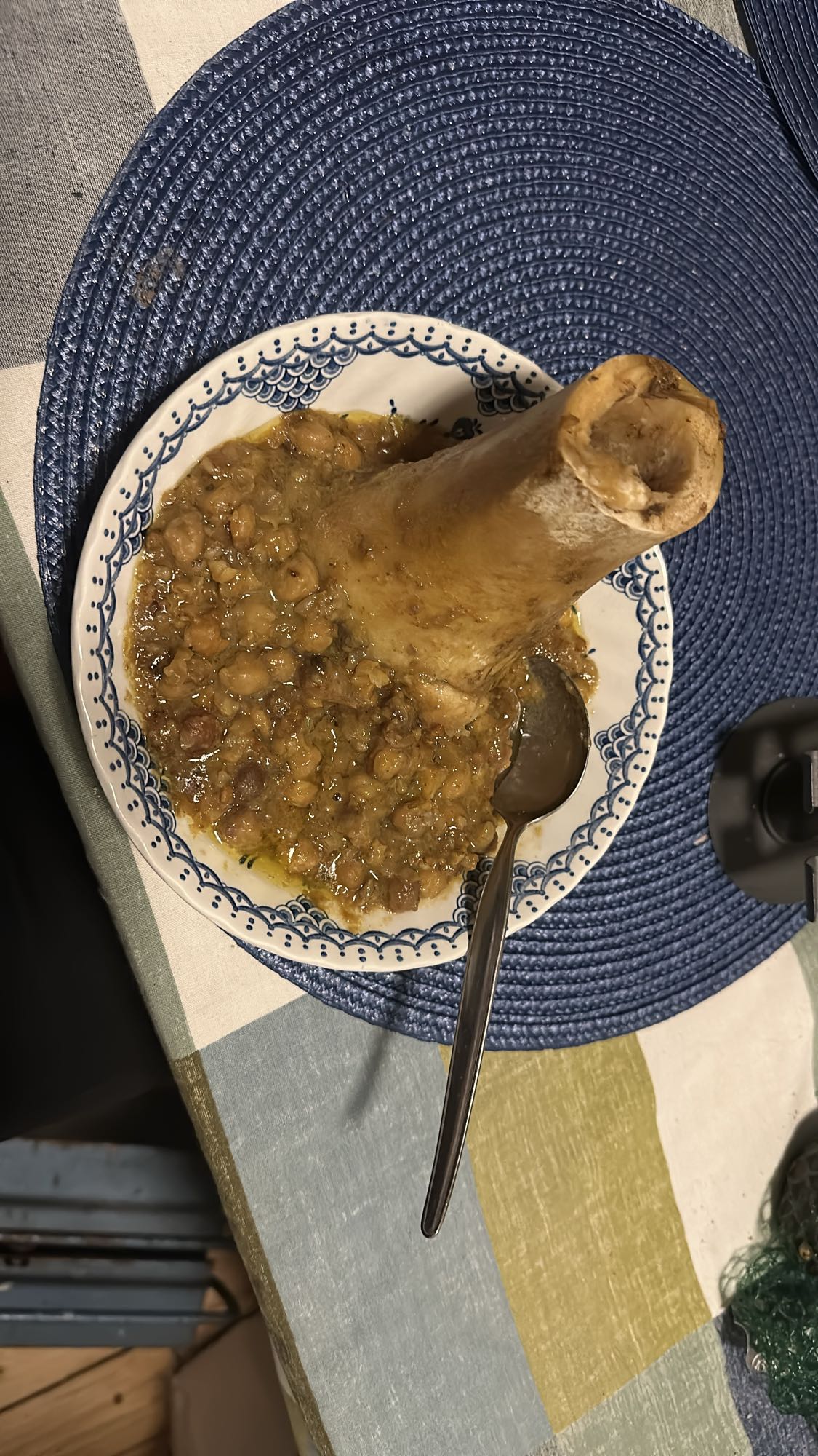 Benbuljong med kikärtor