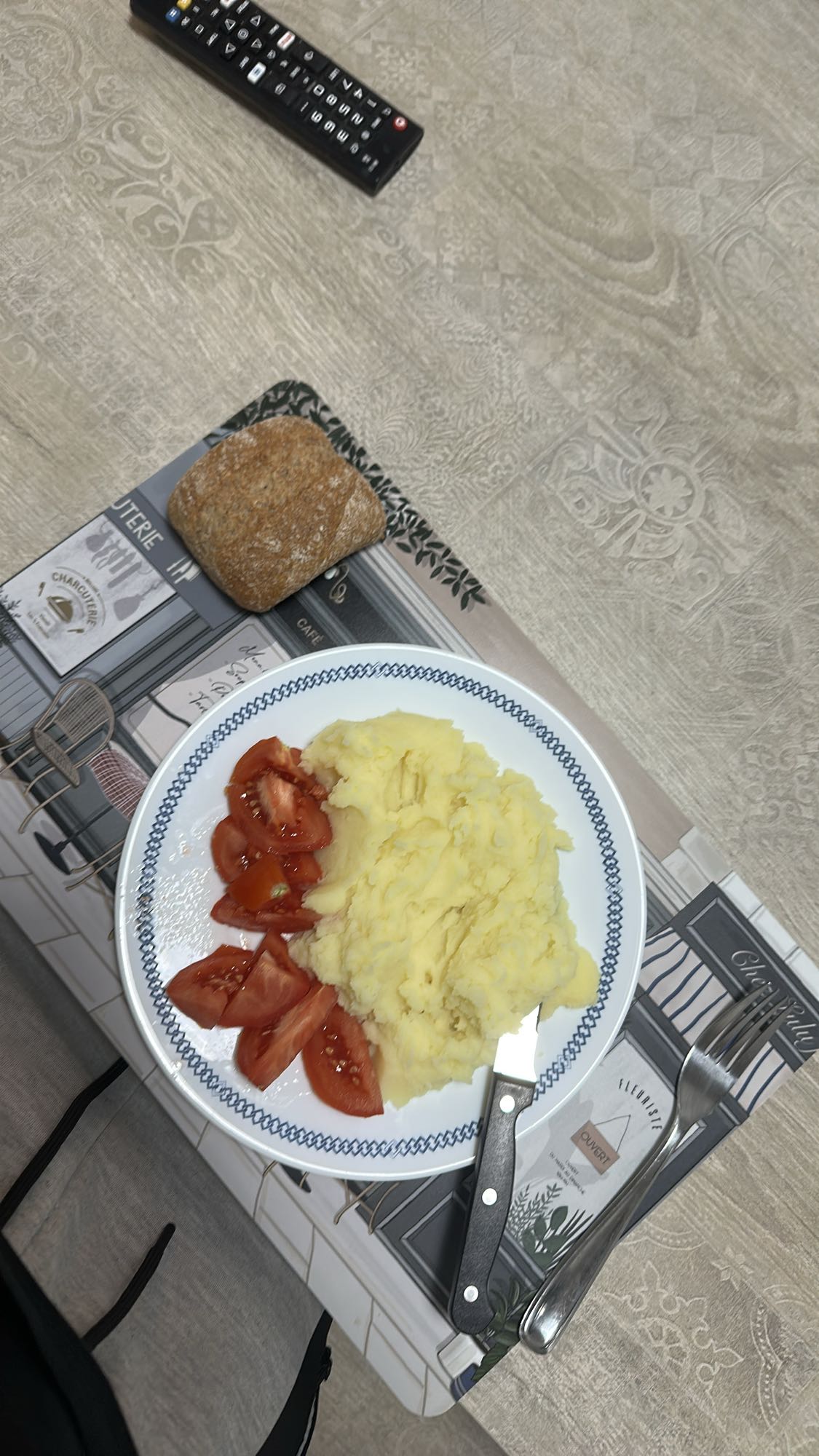 Puré con tomate y pan