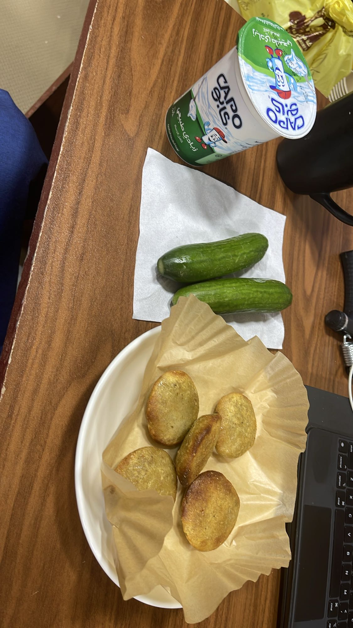 Bulgur stuffed with minced meat, yogurt, cucumber