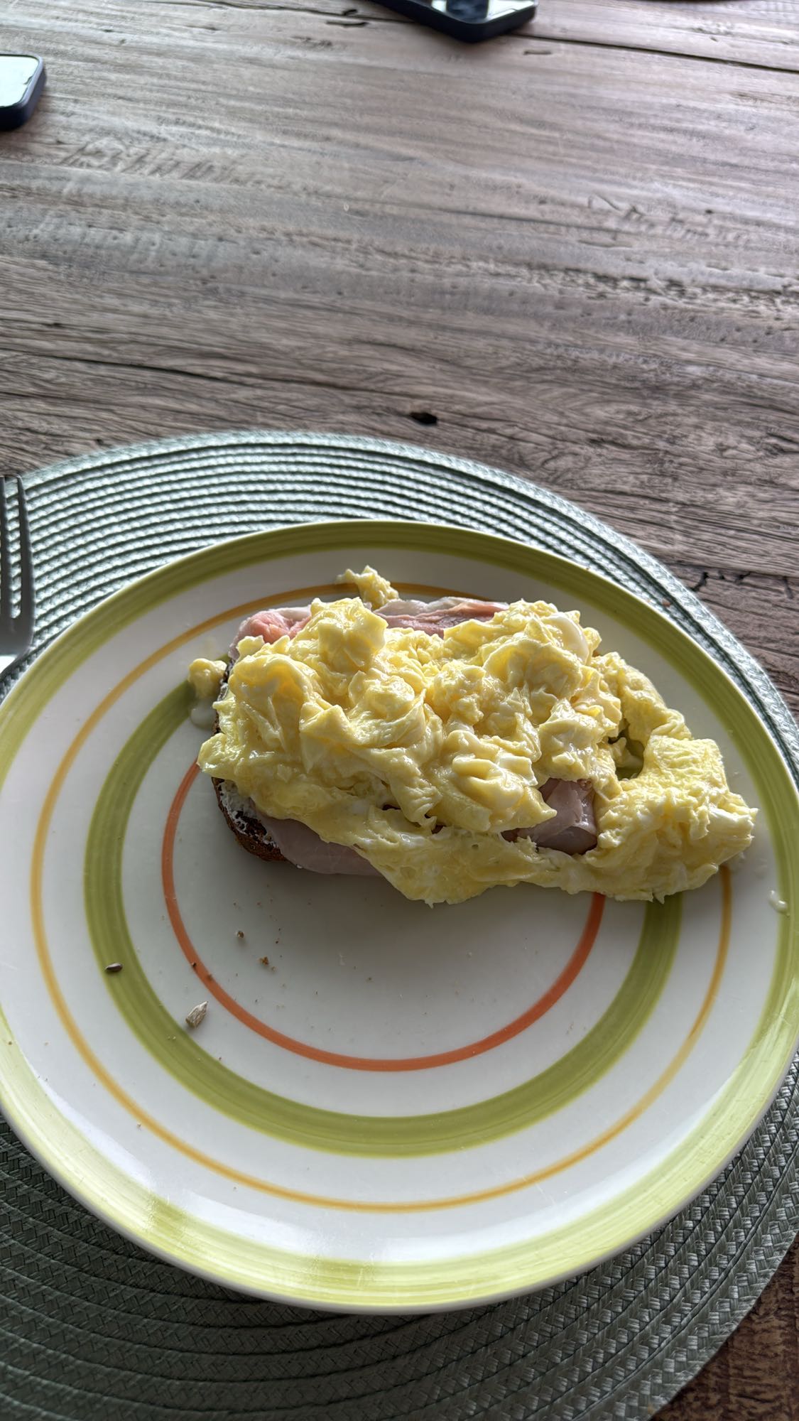 Tostada con huevo y jamón