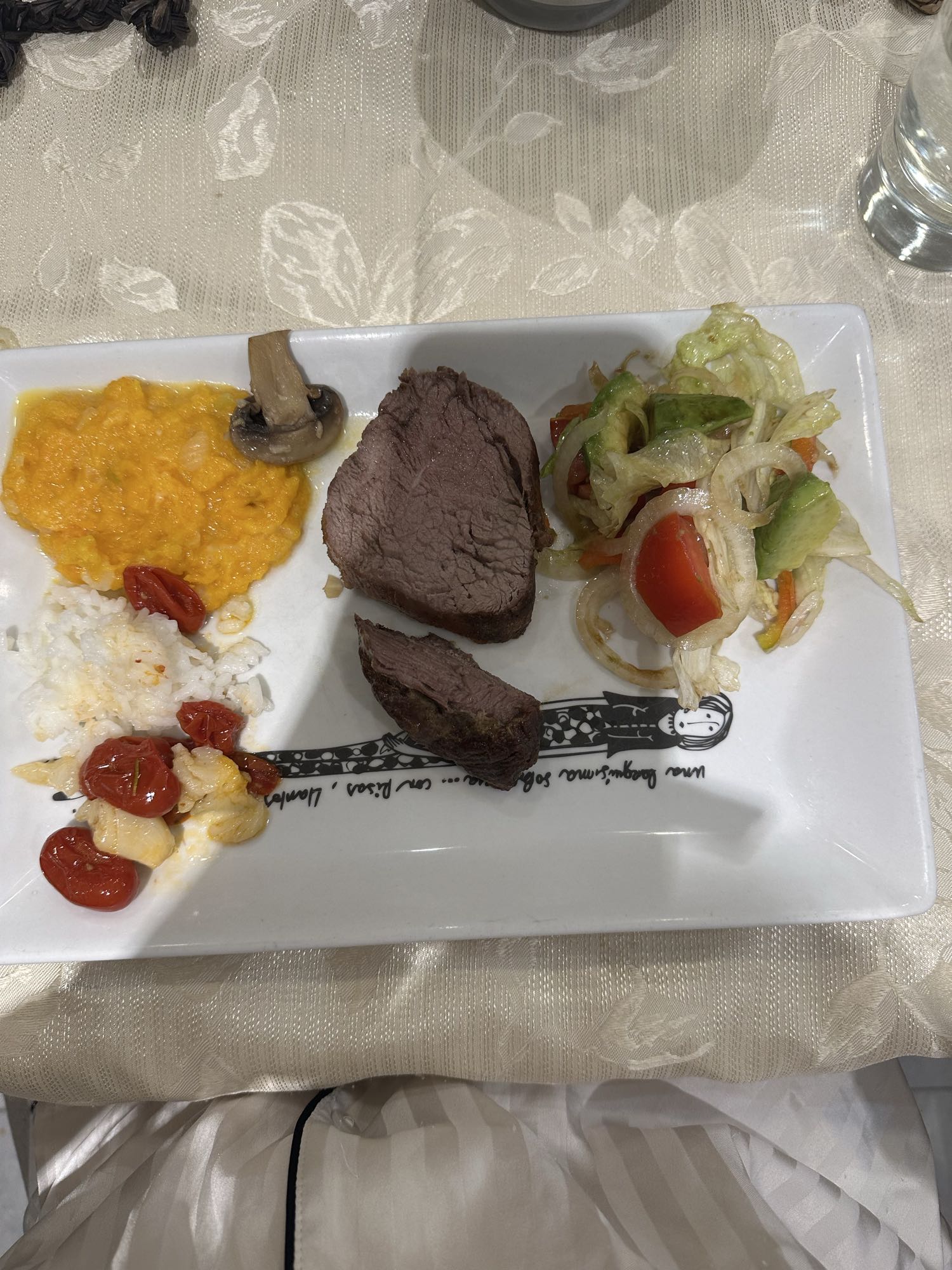 Plato carne y ensalada