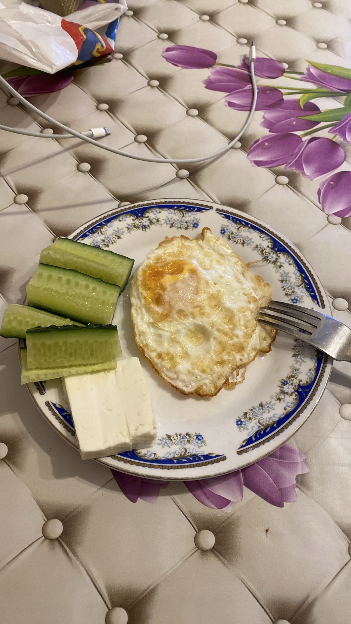 Mic dejun cu ou, castravete și brânză