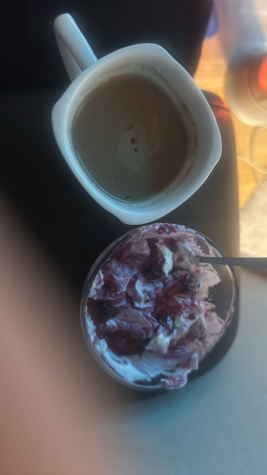 Kaffe och bär-yoghurt