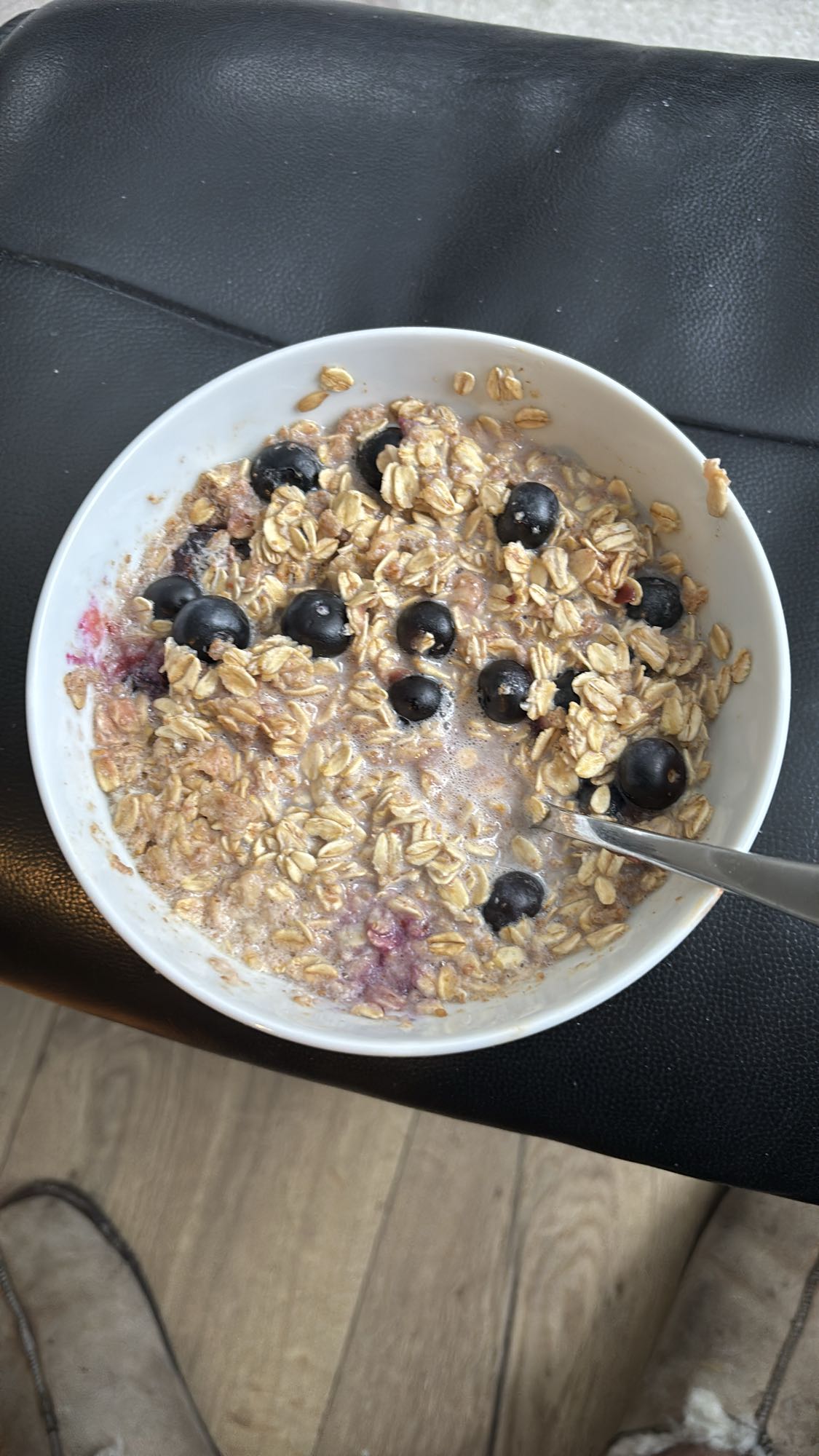 Havregryn knekkebrød med blåbær, proteinpulver, melk og chilisaus