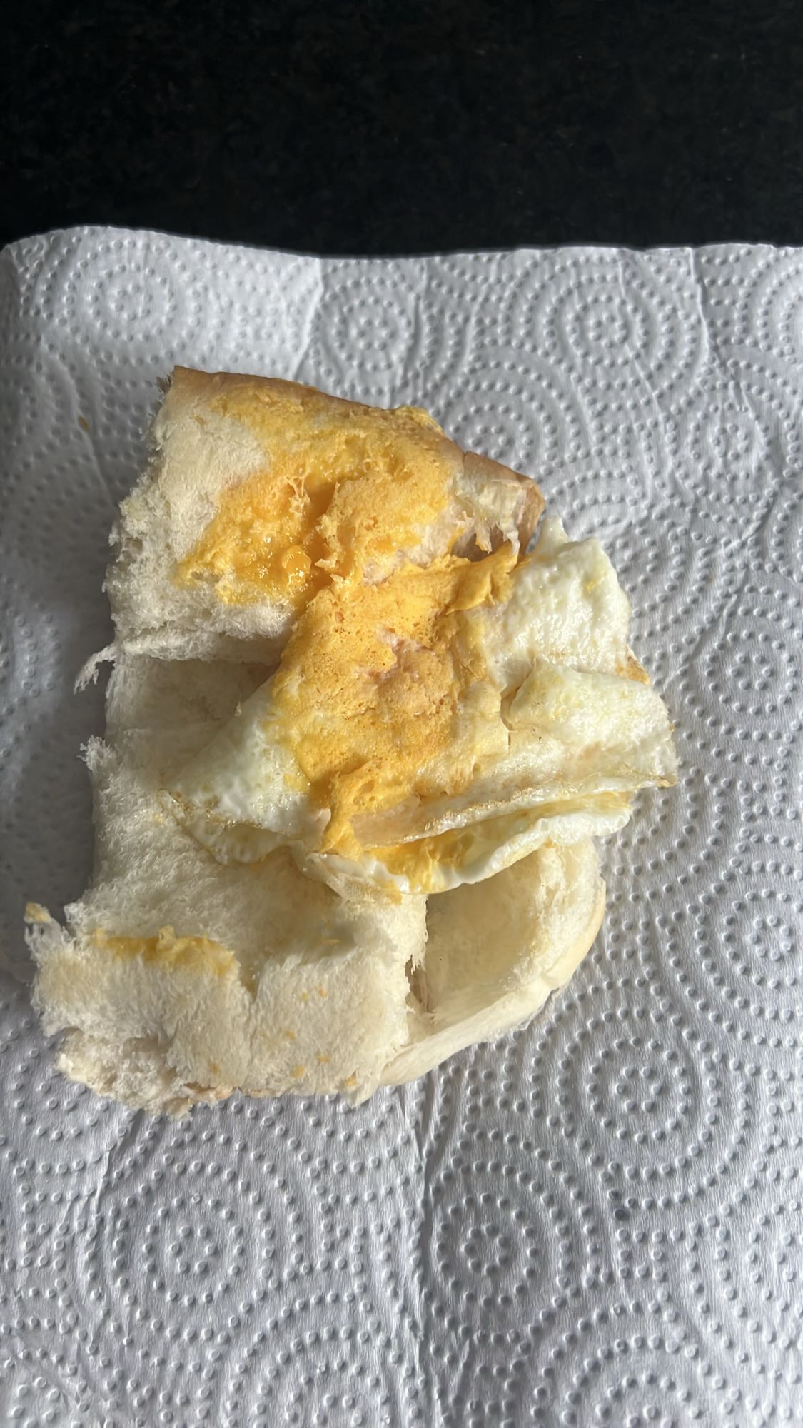 Pão com ovo frito