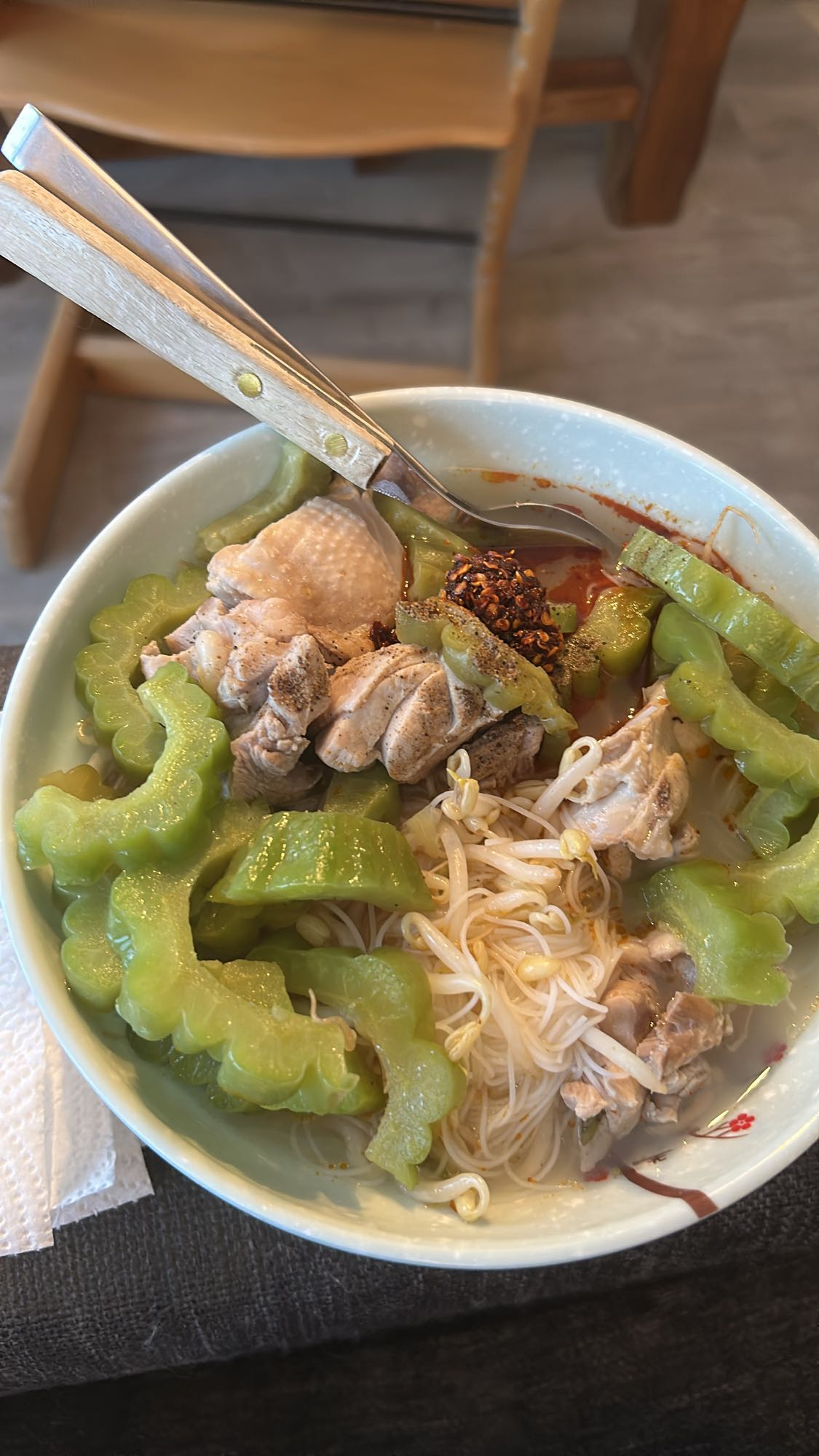 Kyllingnudelsuppe med bittermelon