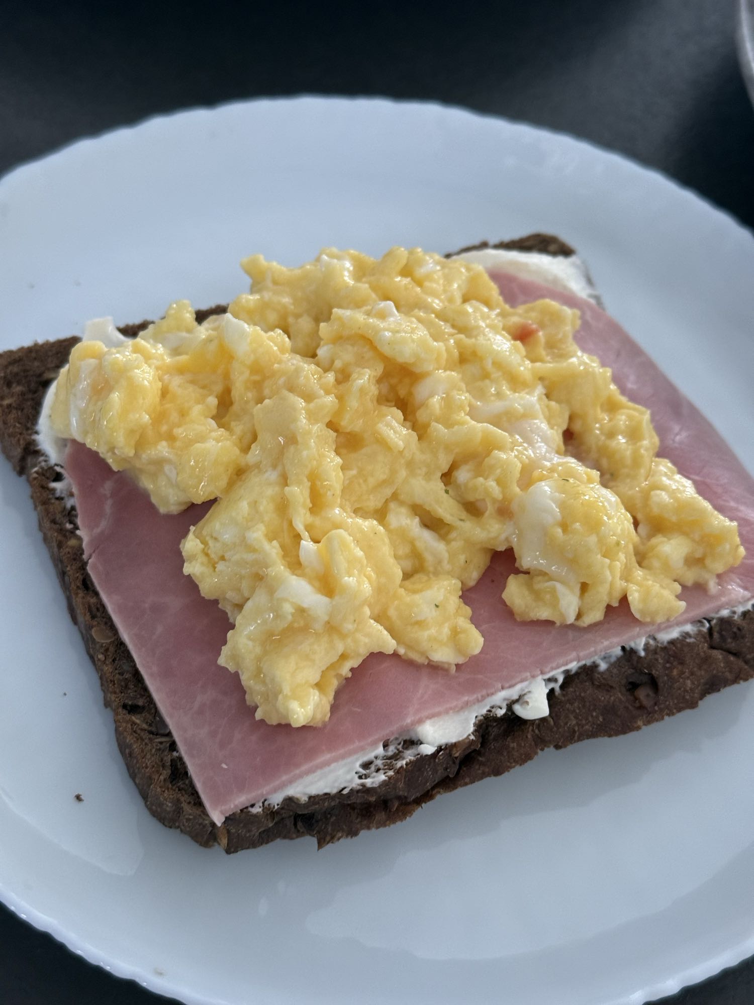 Tartine œufs brouillés jambon