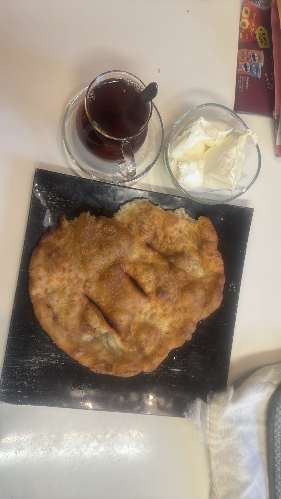 Friterat bröd med grädde och te