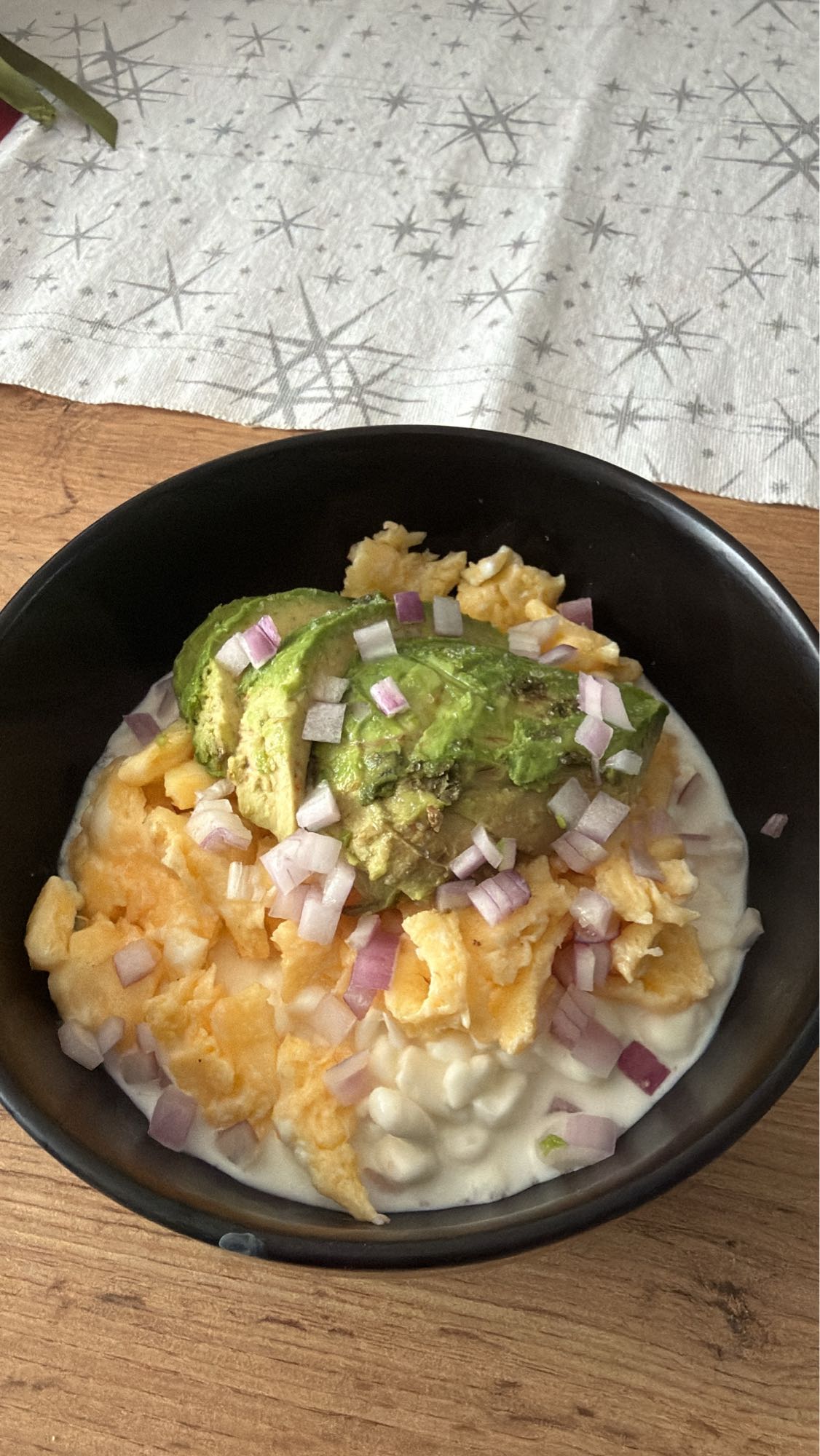 Omlet cu avocado și brânză