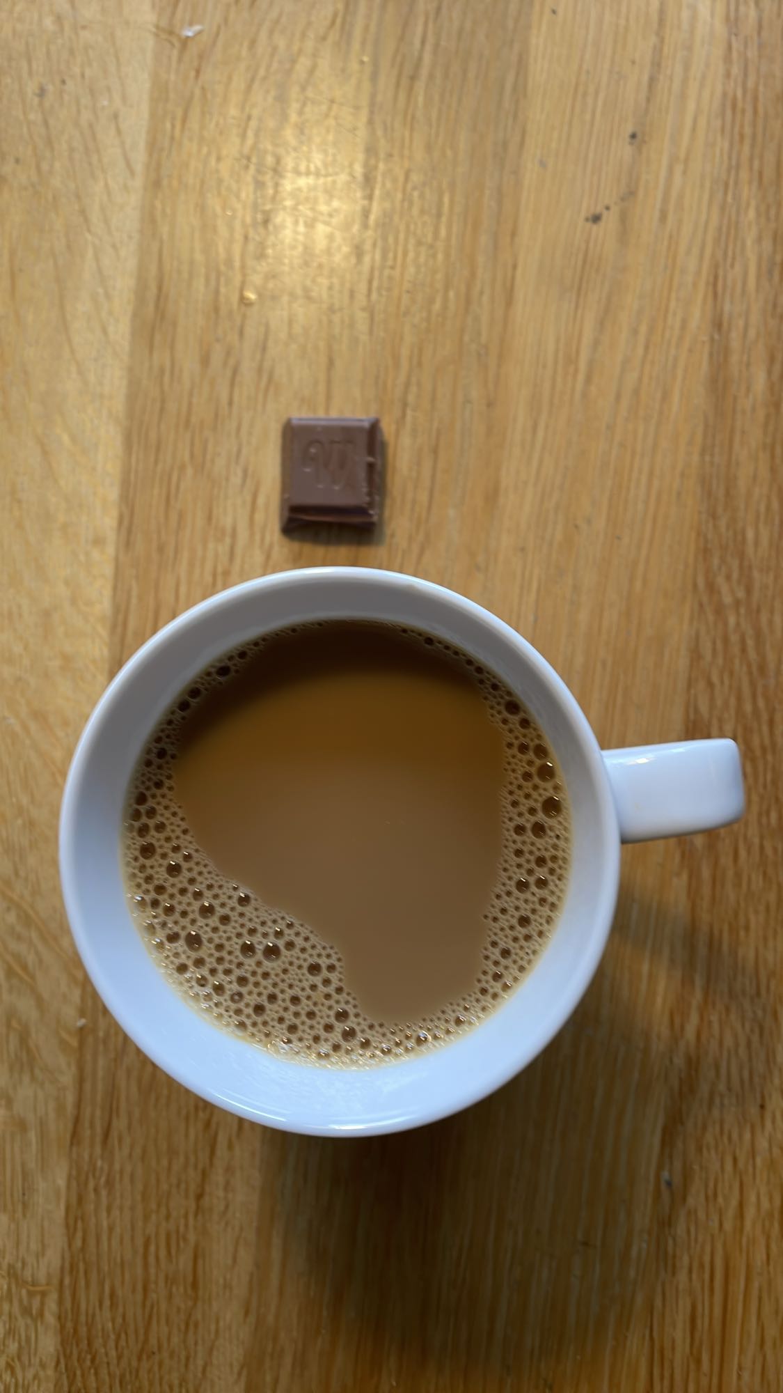 Kaffe med chokladbit