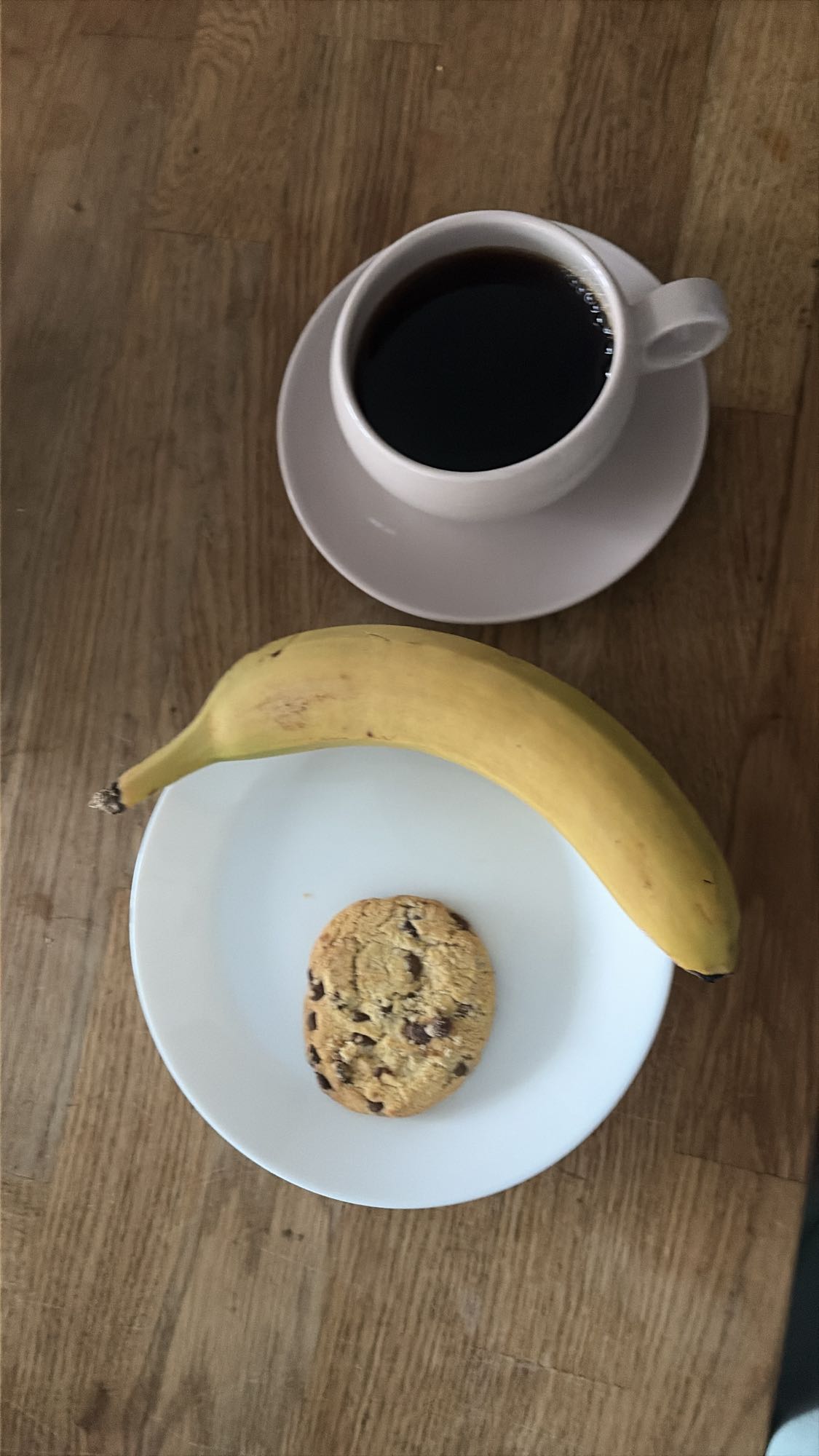 Банан, печенье и кофе