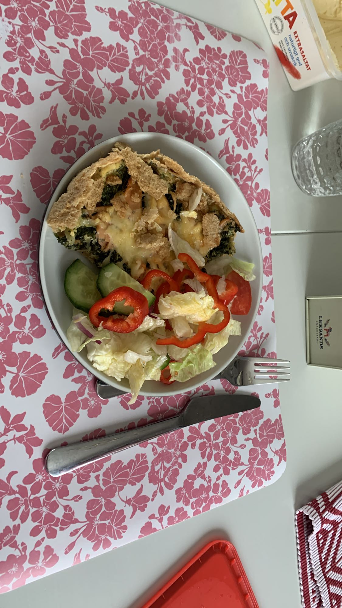 Grönsakspaj med sallad