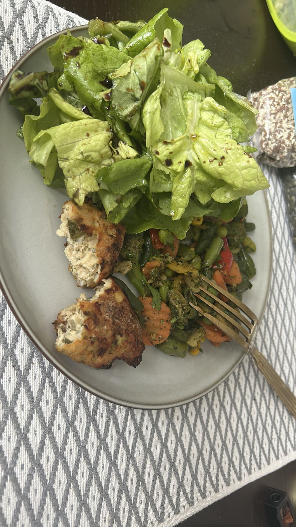 Chiftele cu legume și salată