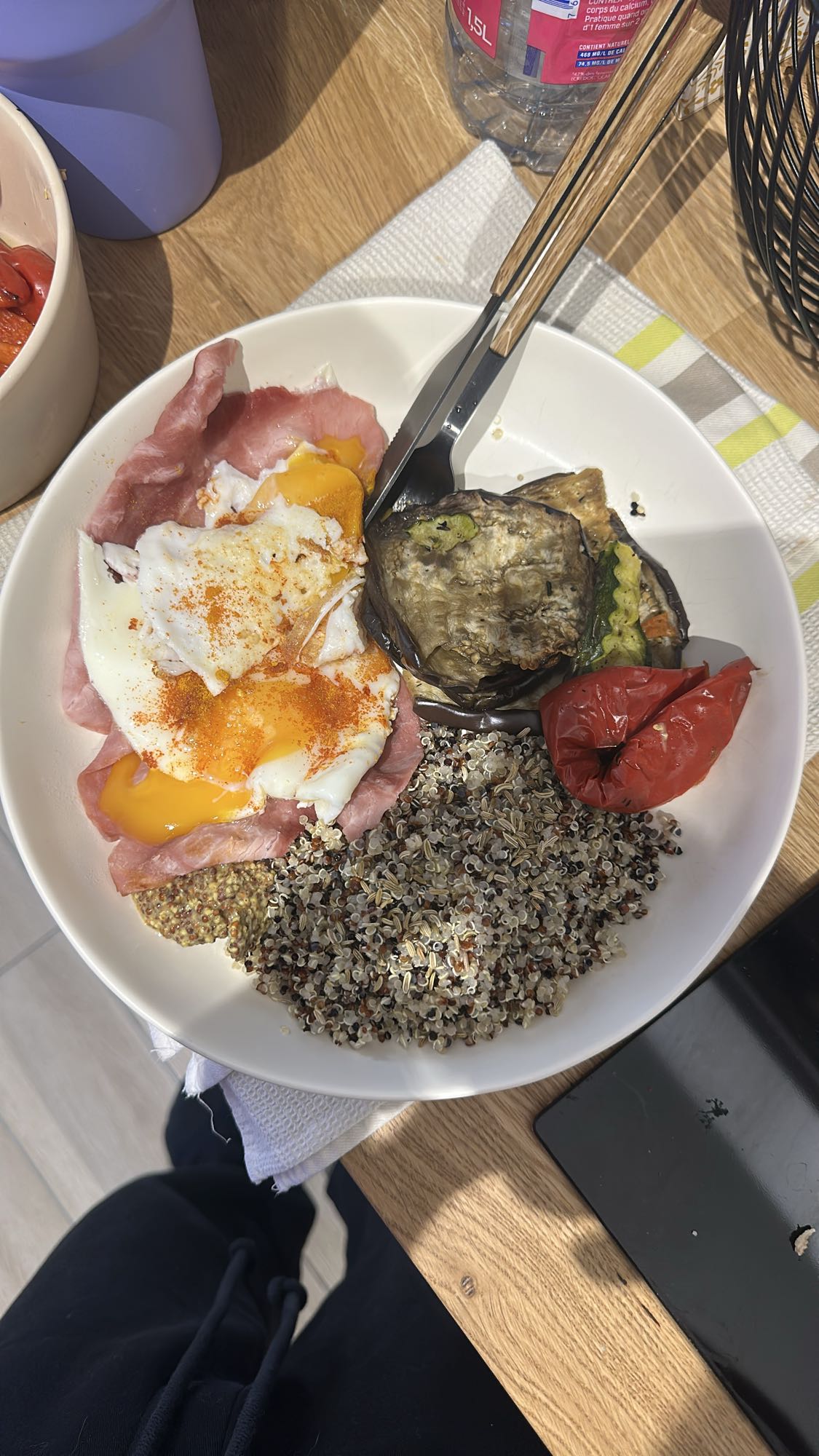 Bol quinoa œuf jambon légumes