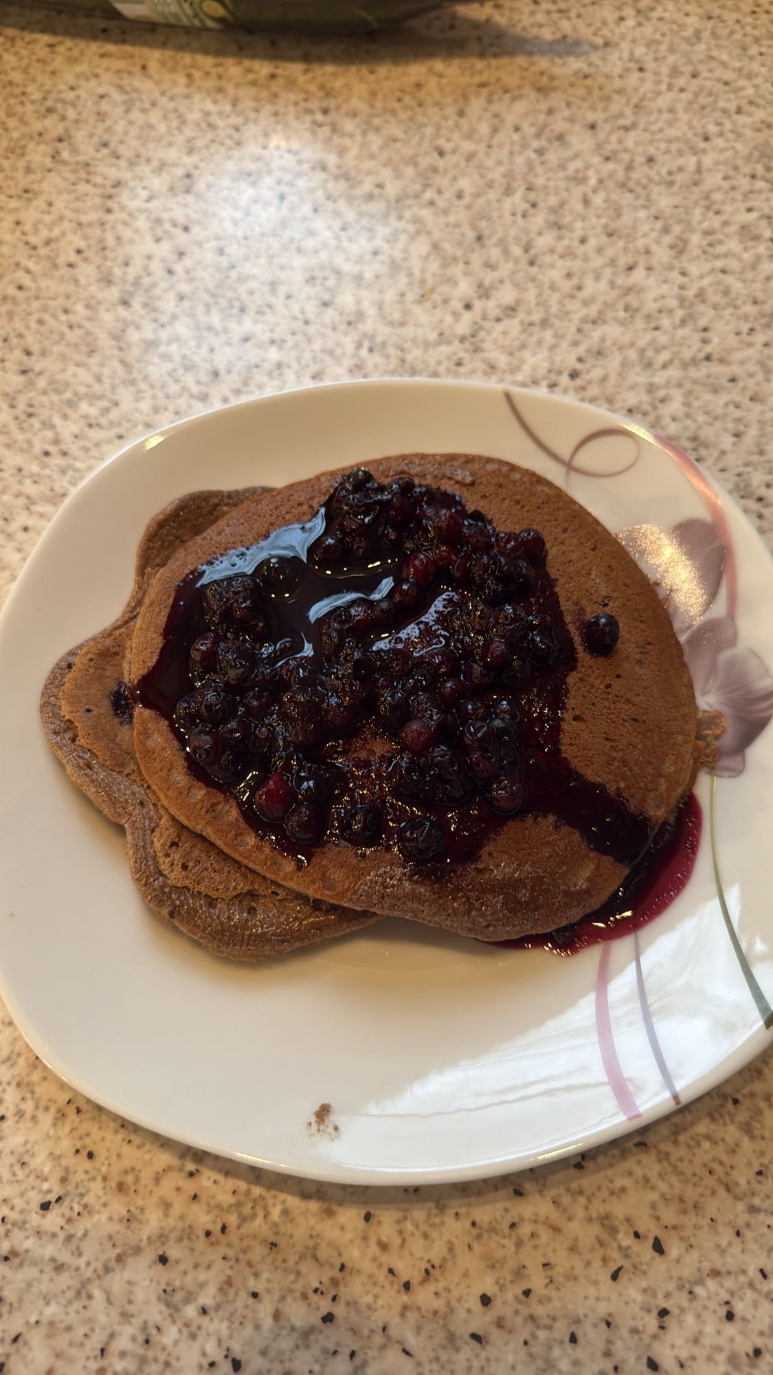 Buchweizen-Pfannkuchen mit Beeren