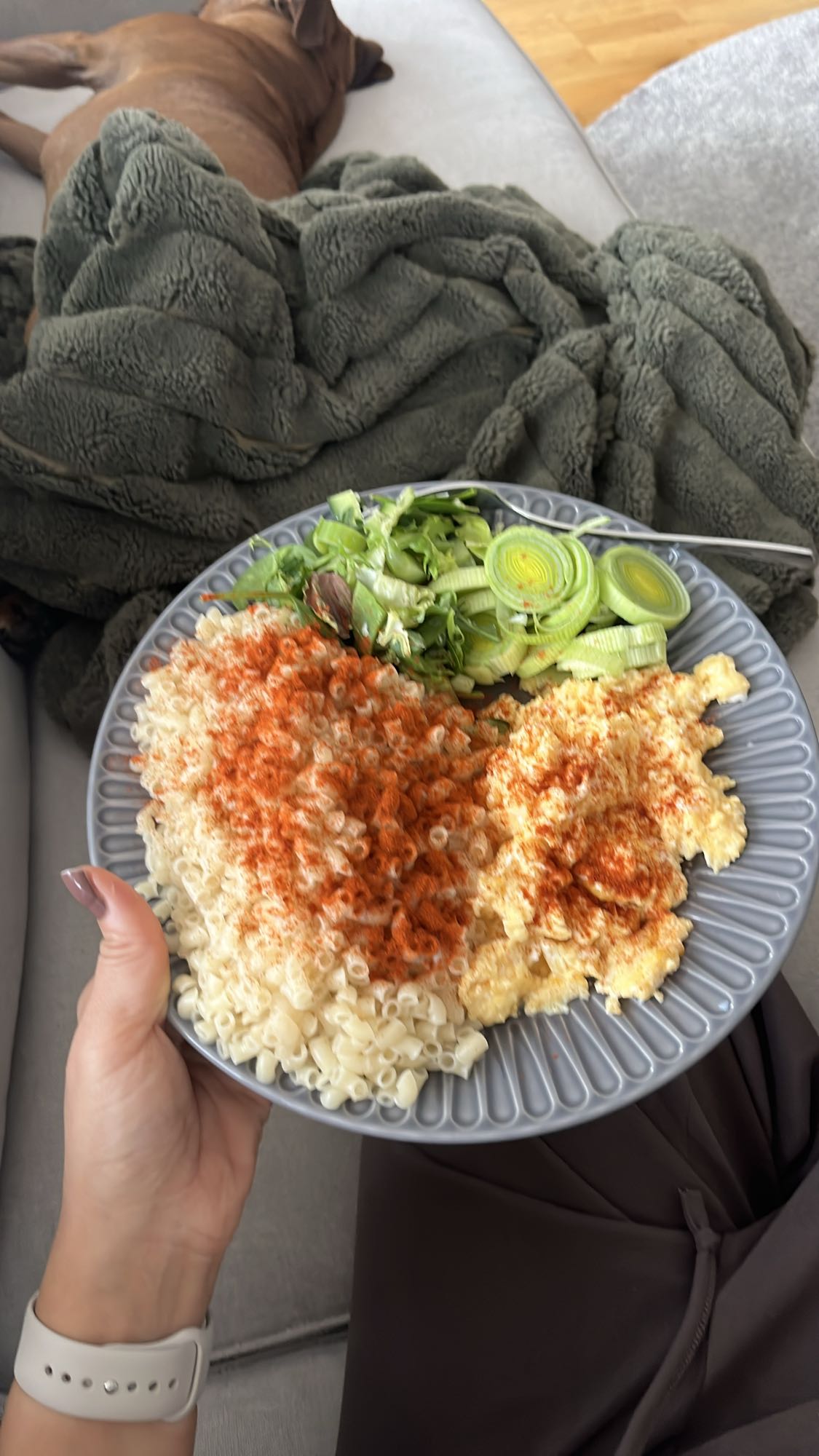 Makaron med äggröra och sallad