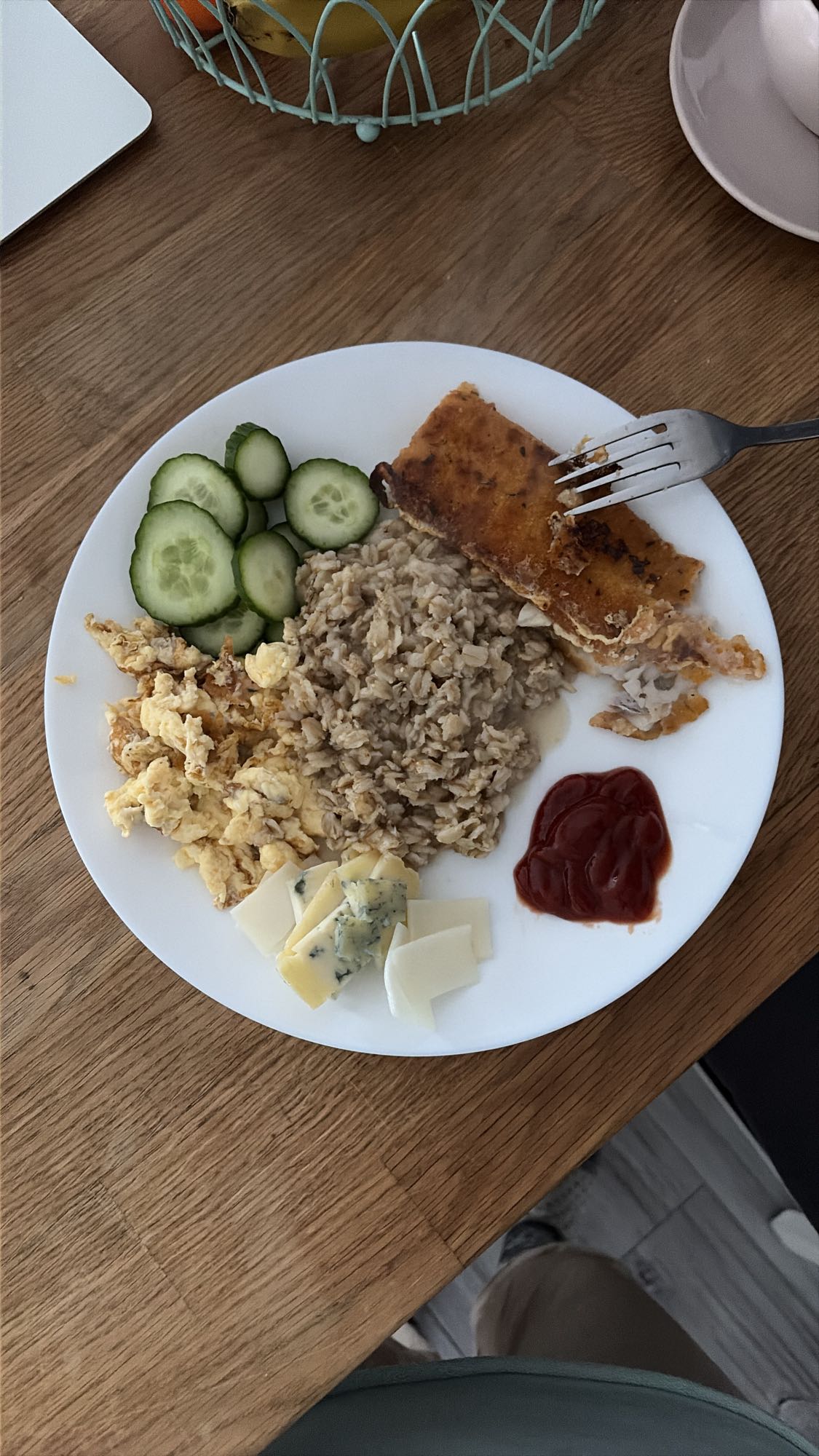 Тарелка с рыбой и кашей