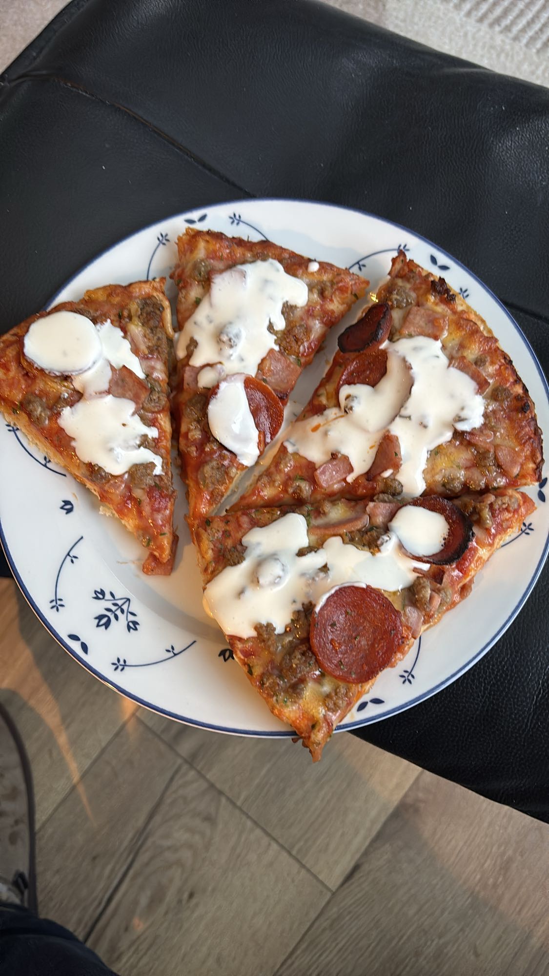 Kjøttpizza med dressing