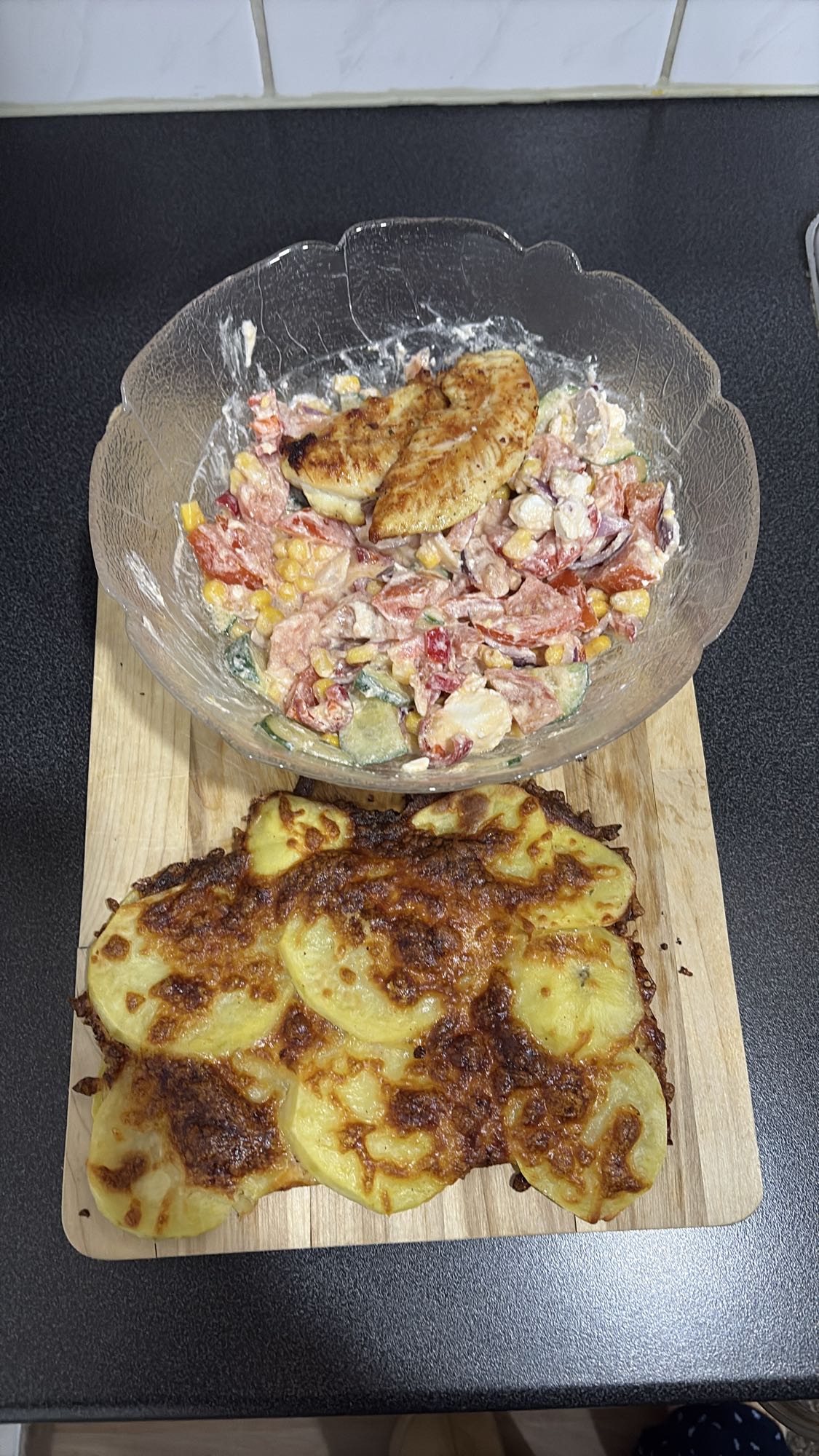 Kyllingsalat og potetgrateng