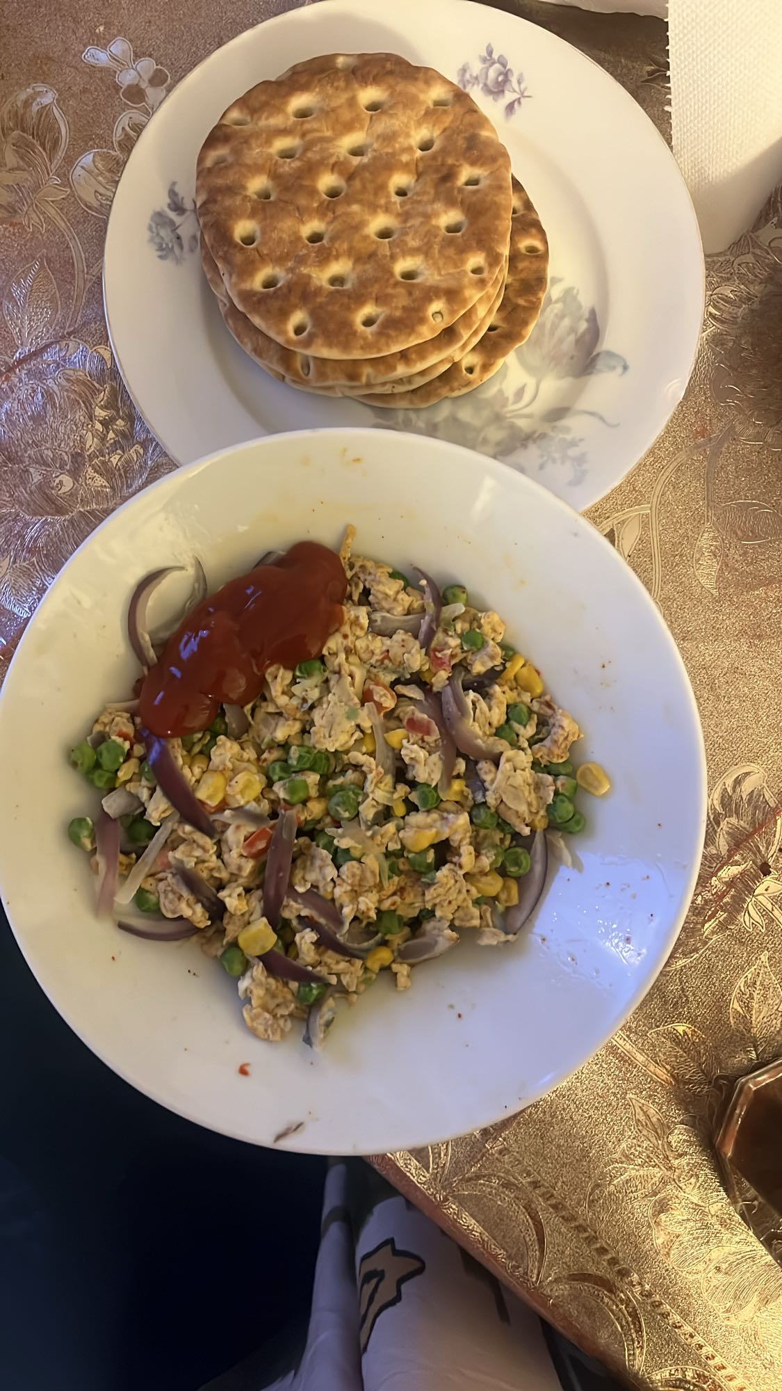 Egg veggie scramble & crispbread