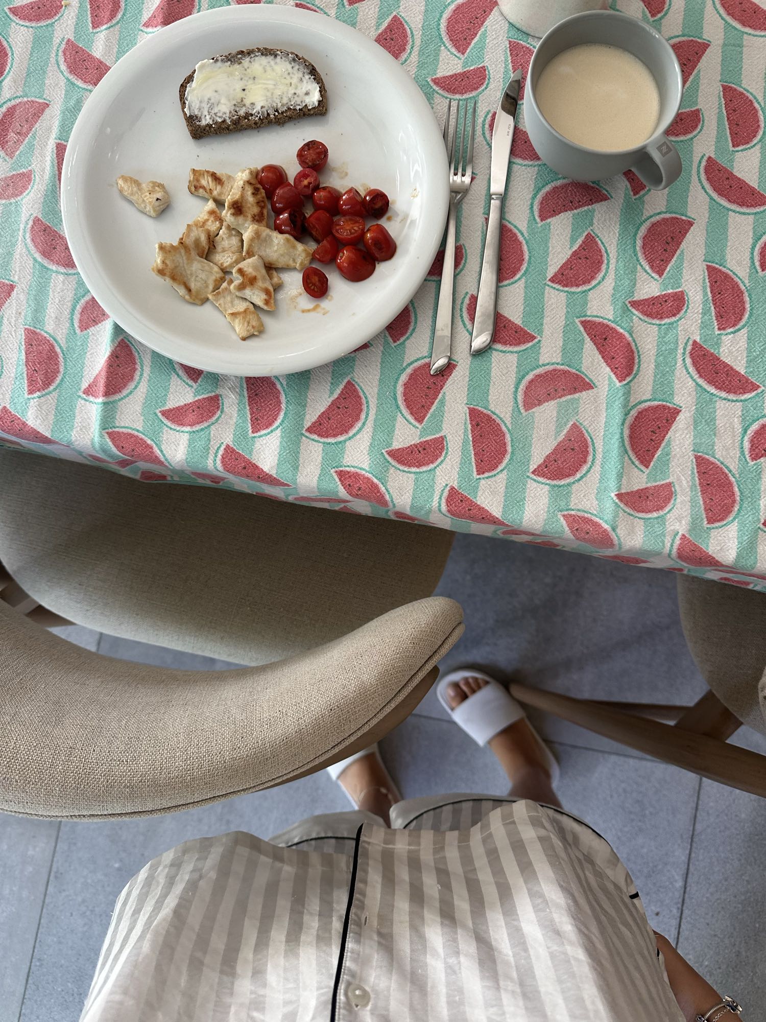 Desayuno con pollo y pan