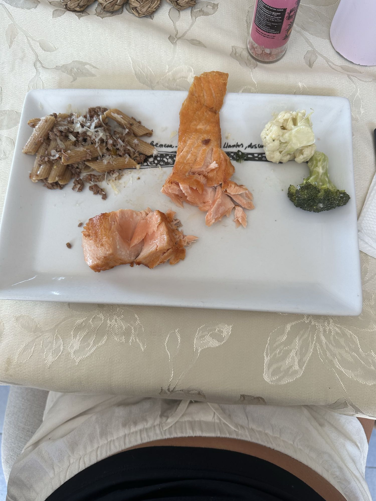 Salmón con pasta y verduras