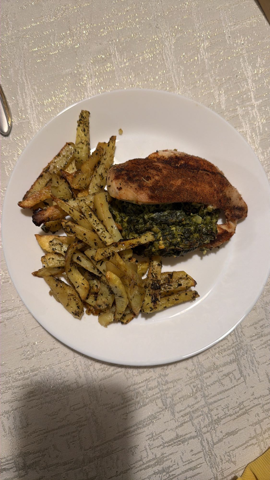 Kurczak ze szpinakiem i frytkami