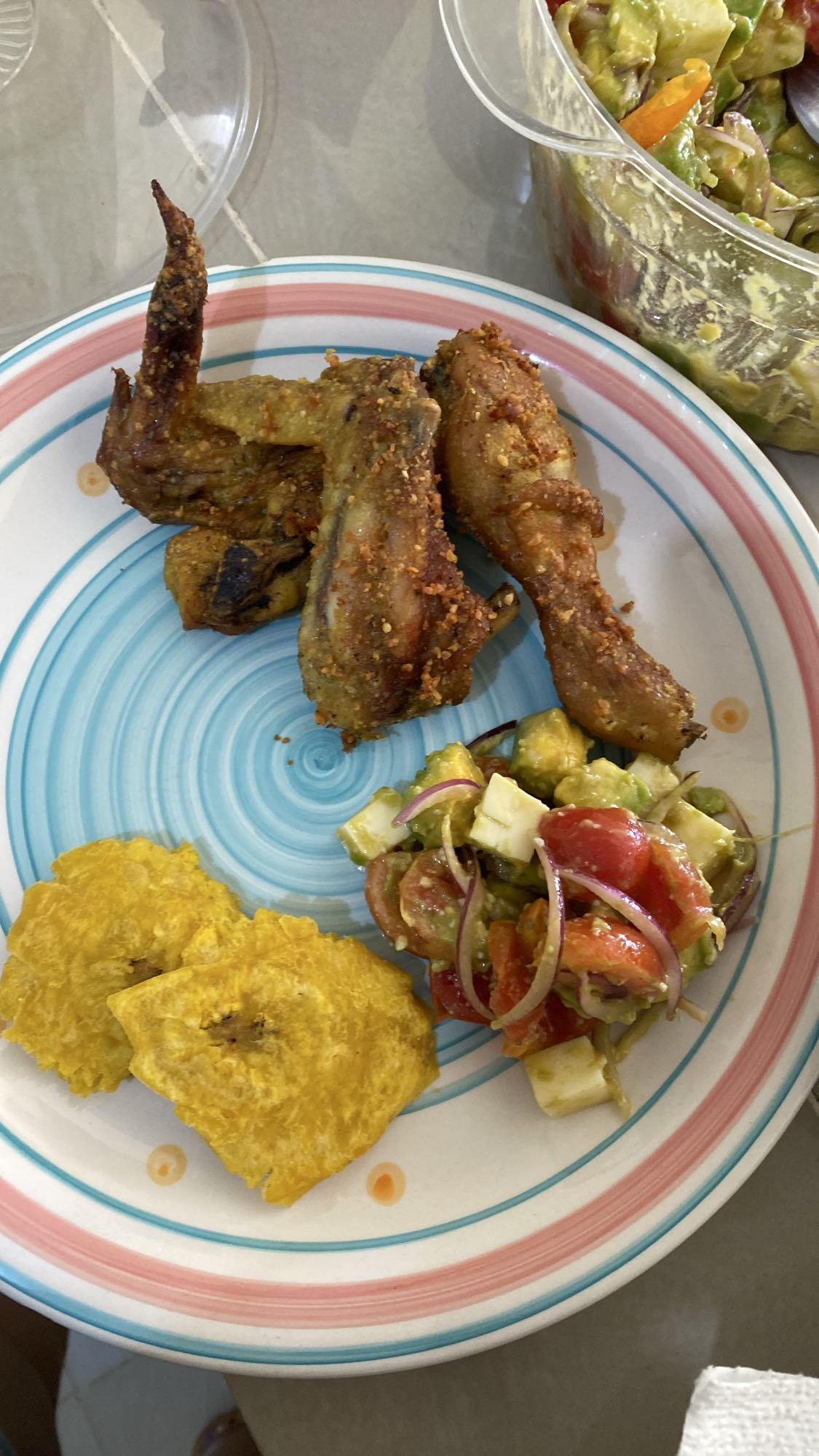Pollo al horno con tostones y ensalada