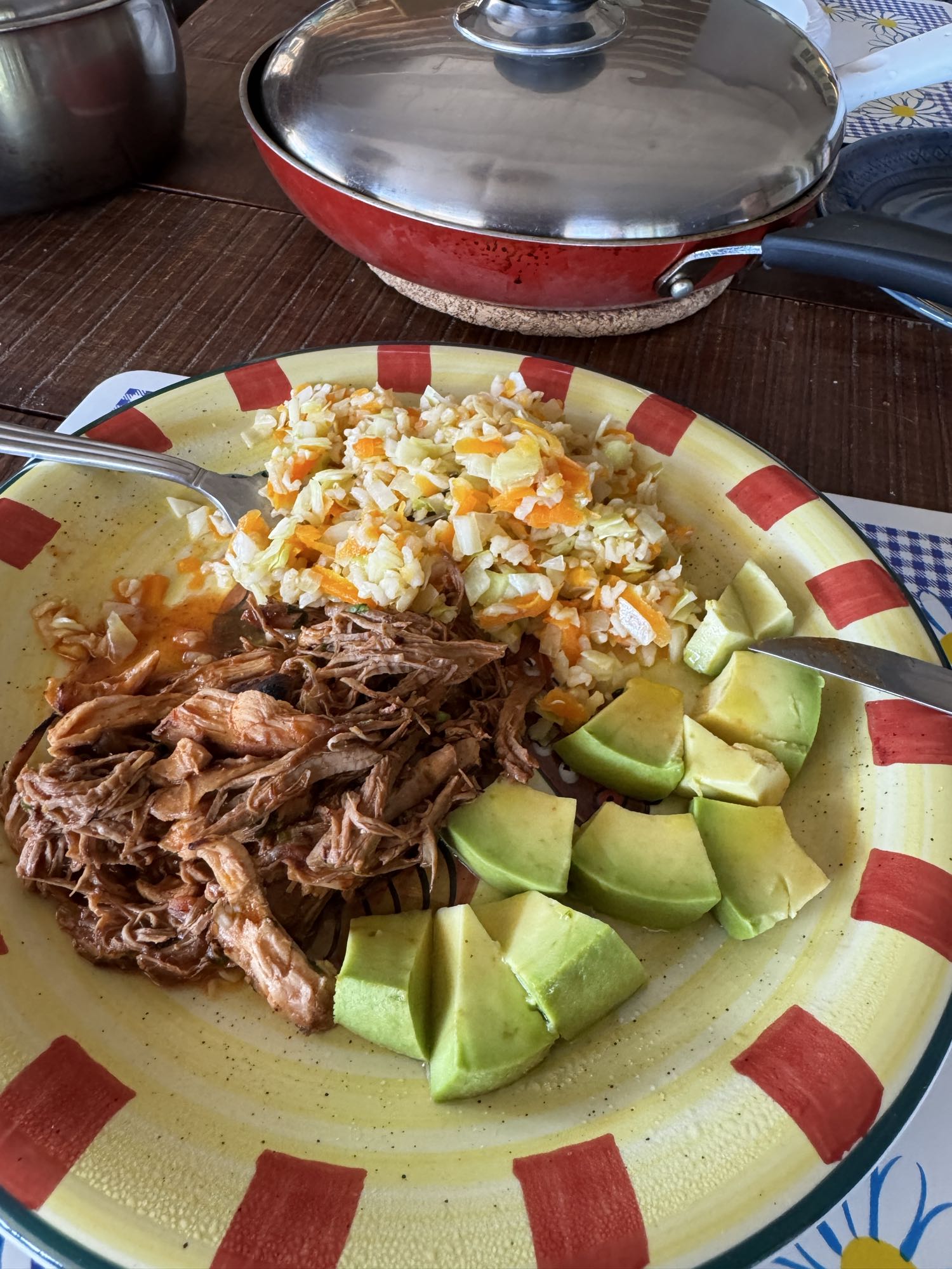 Carne deshebrada con arroz y aguacate