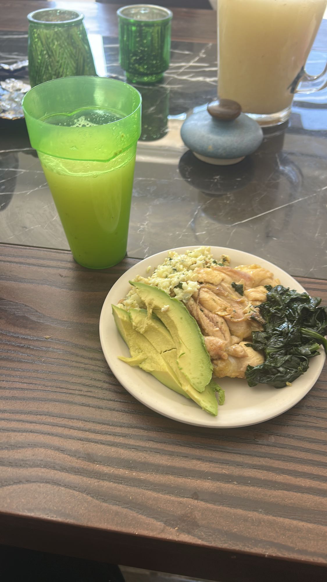 Pollo con aguacate y jugo