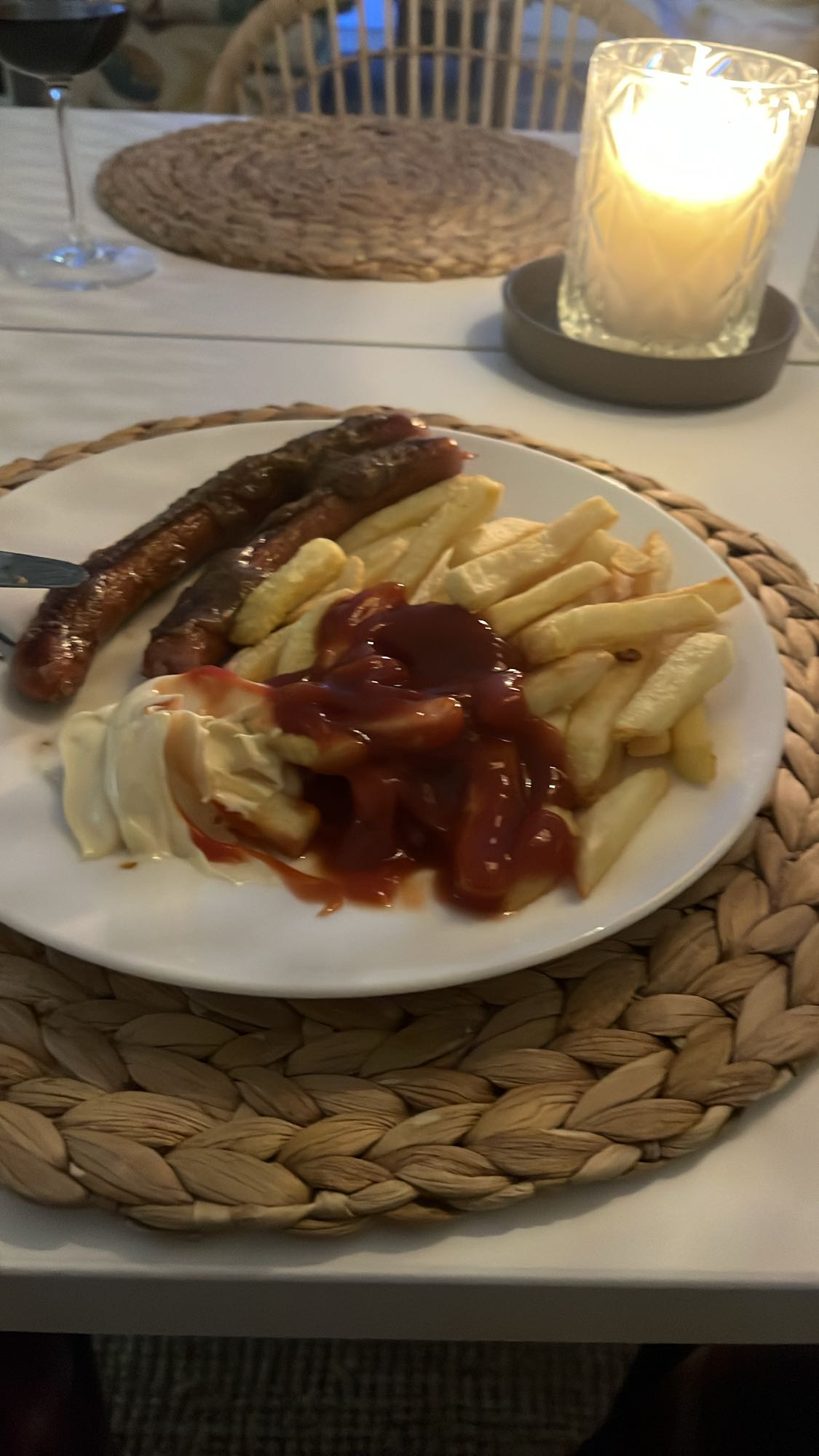 Korv med pommes och sås