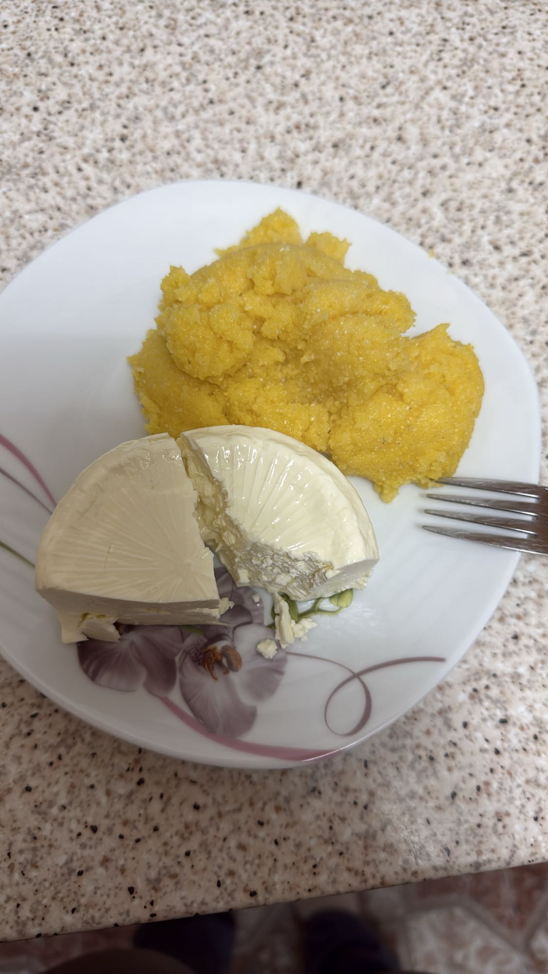 Mămăligă cu brânză