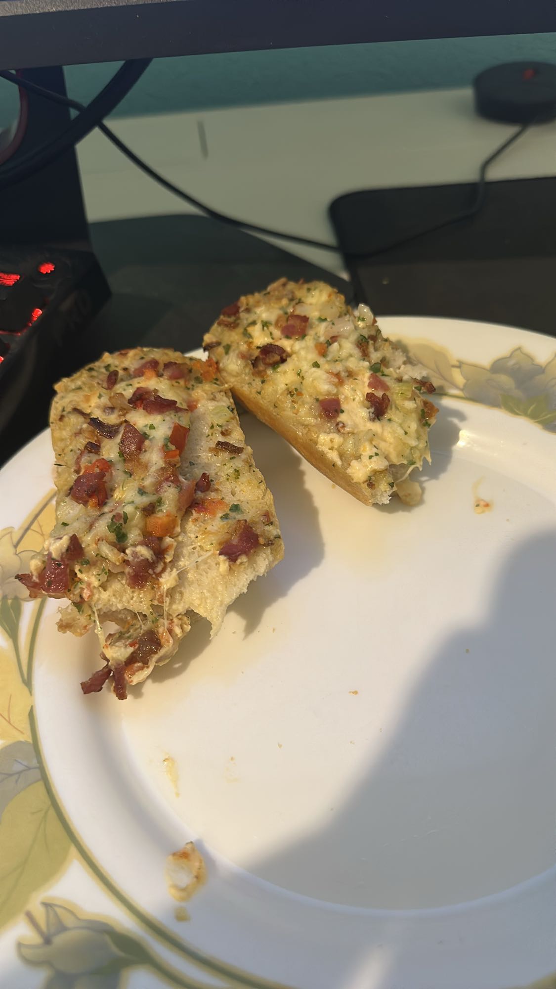 Pan con queso y tocino