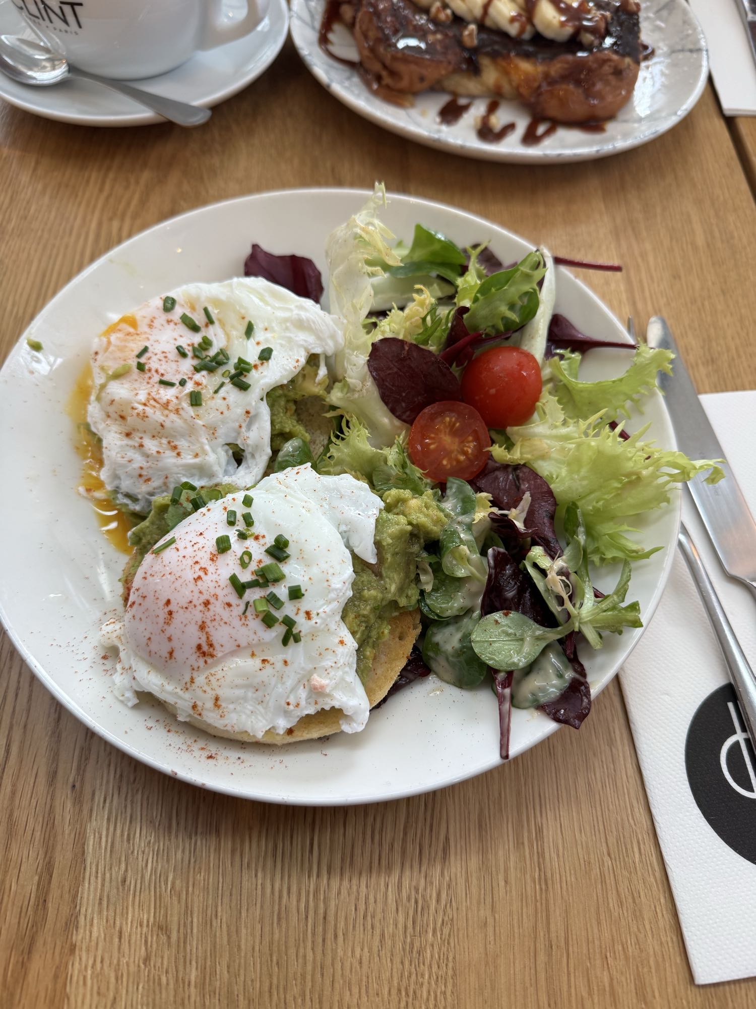 Oeufs pochés avocat salade