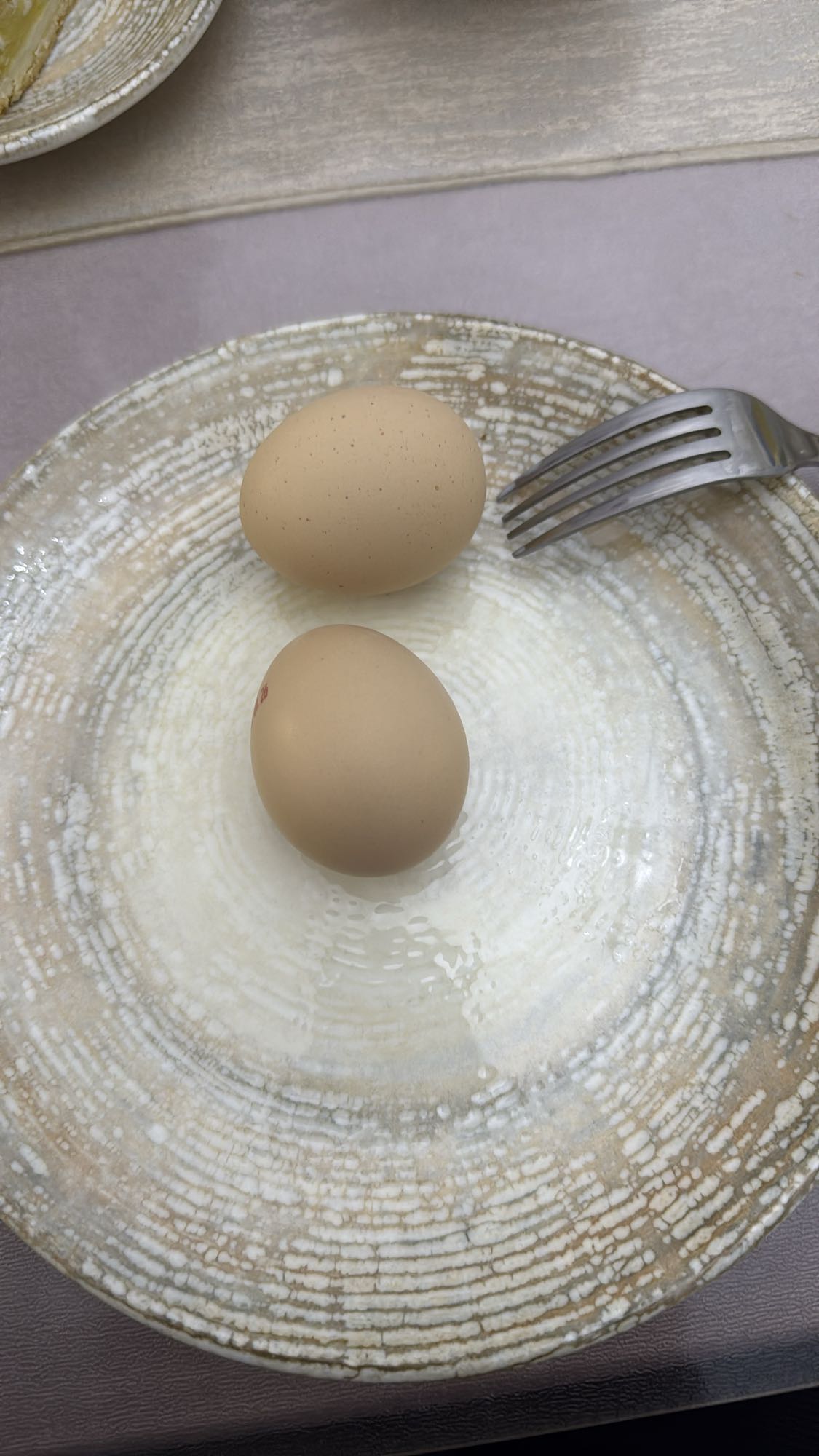 два варёных яйца