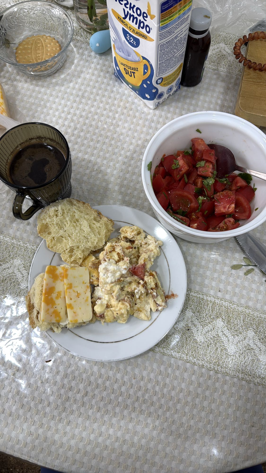 Завтрак с яичницей и салатом