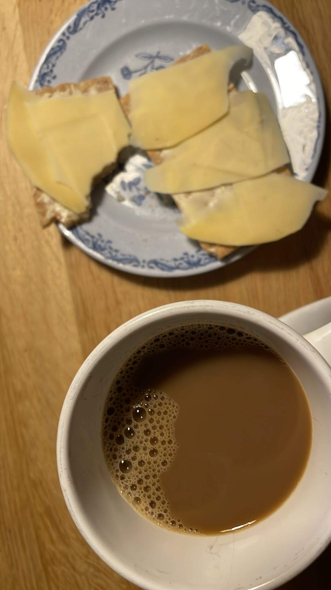 Knäckebröd med ost och kaffe