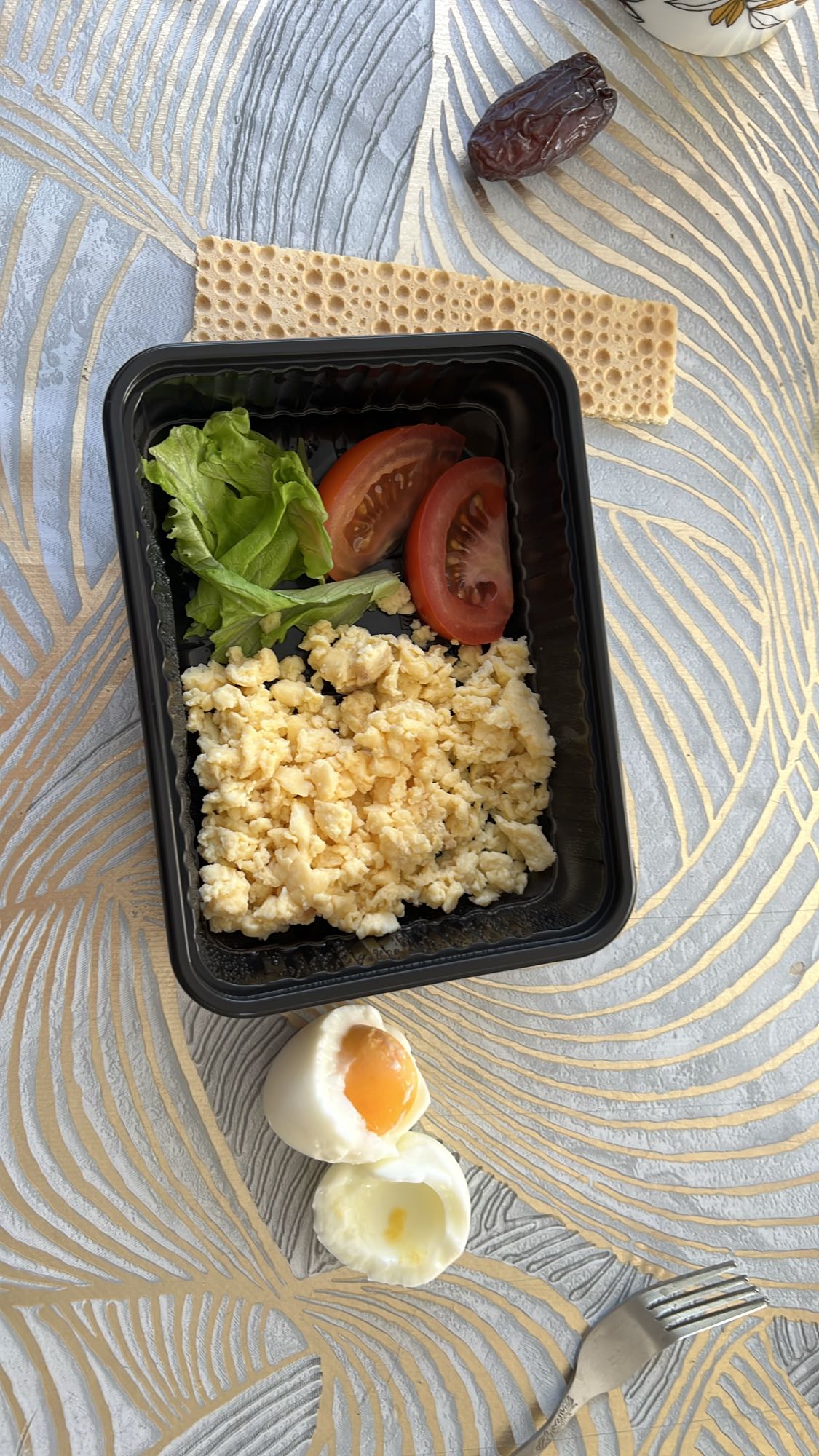 Яичный завтрак с овощами