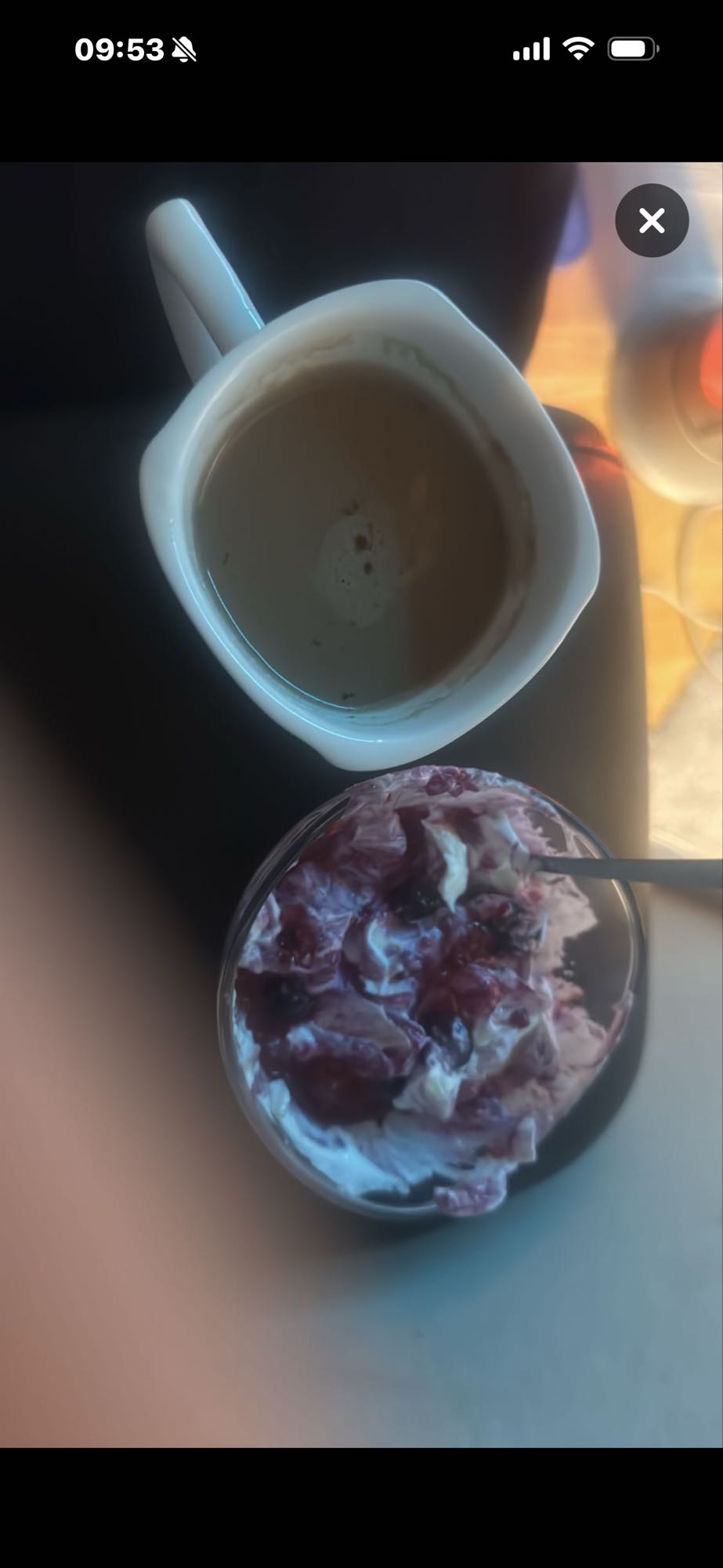 Kaffe och bär-yoghurt