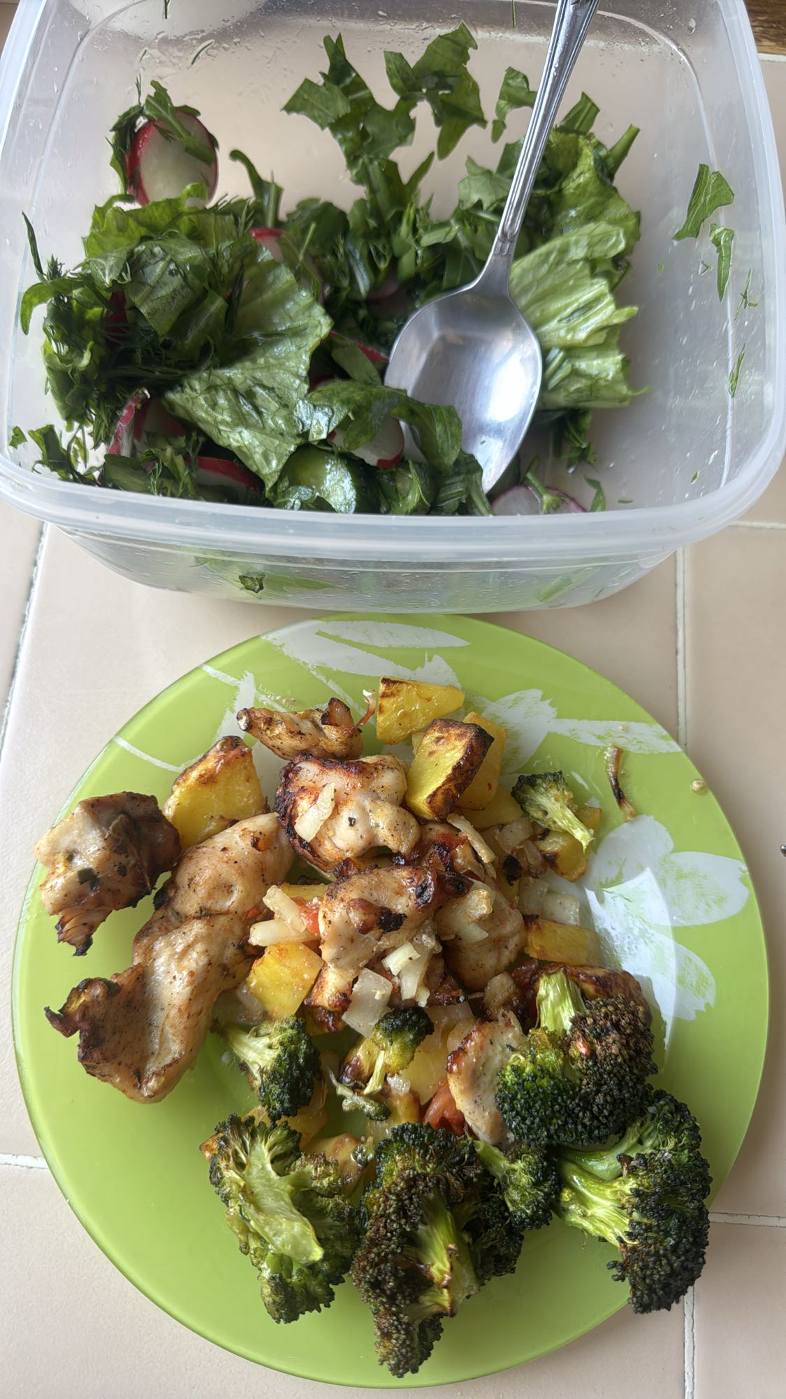 Курица с овощами и салатом