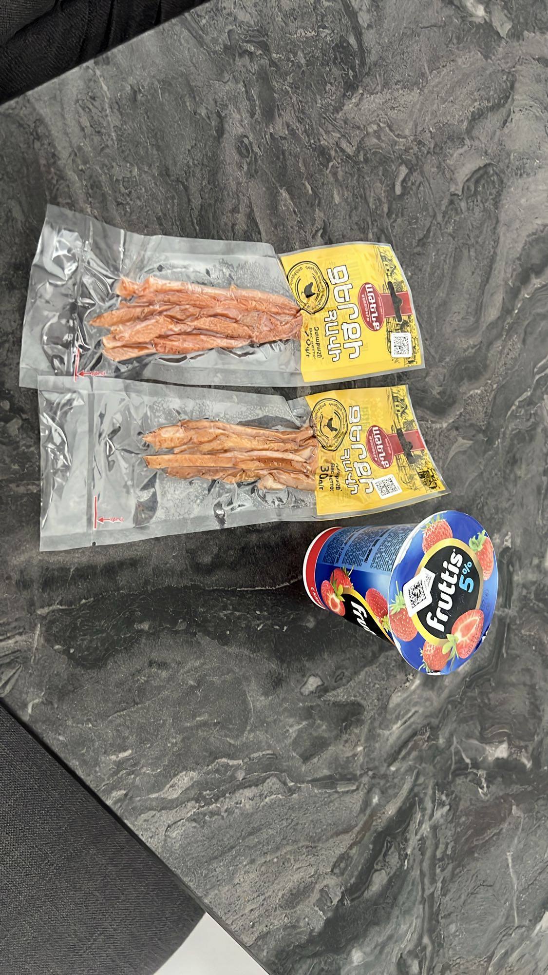 մսային ձողիկներ և մածուն