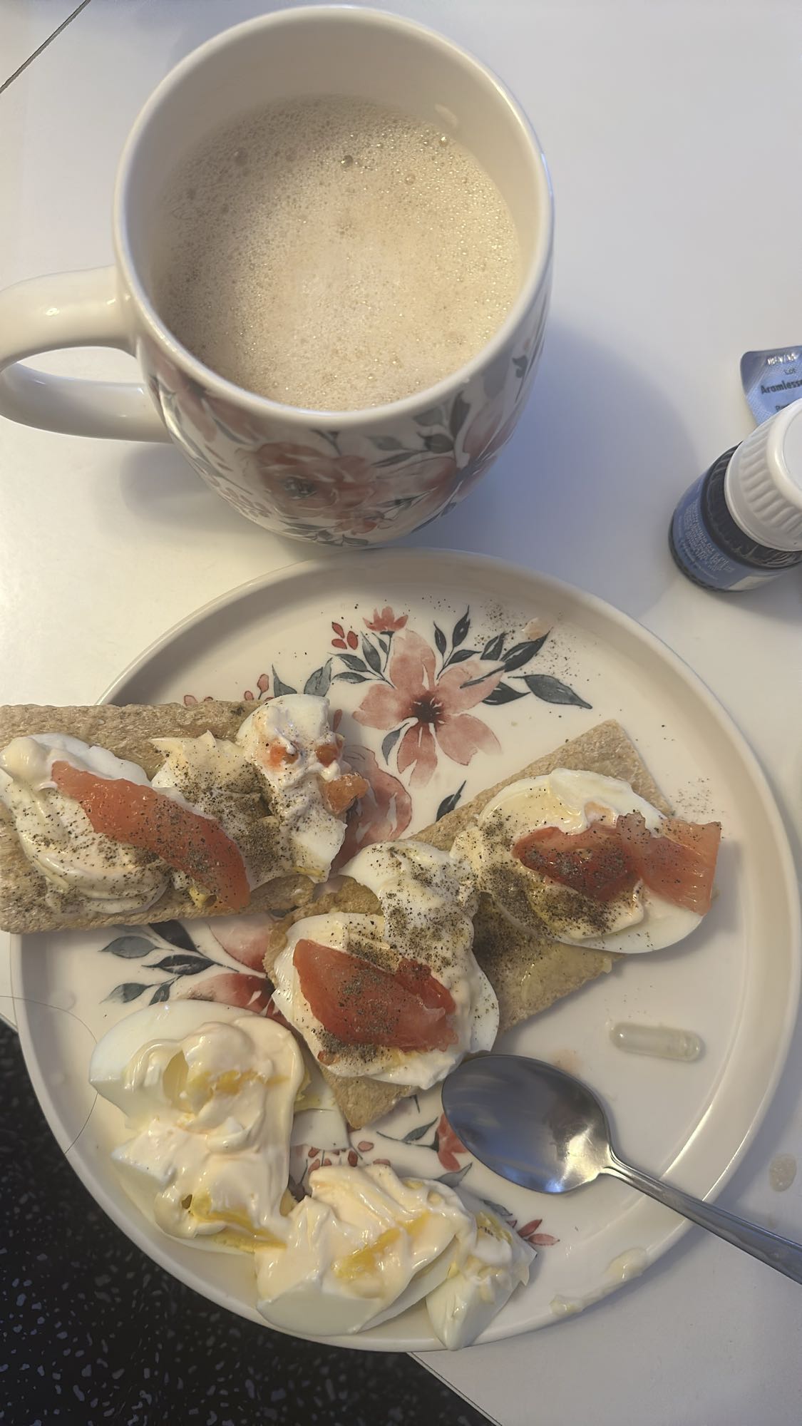 Jajka, łosoś, pieczywo chrupkie