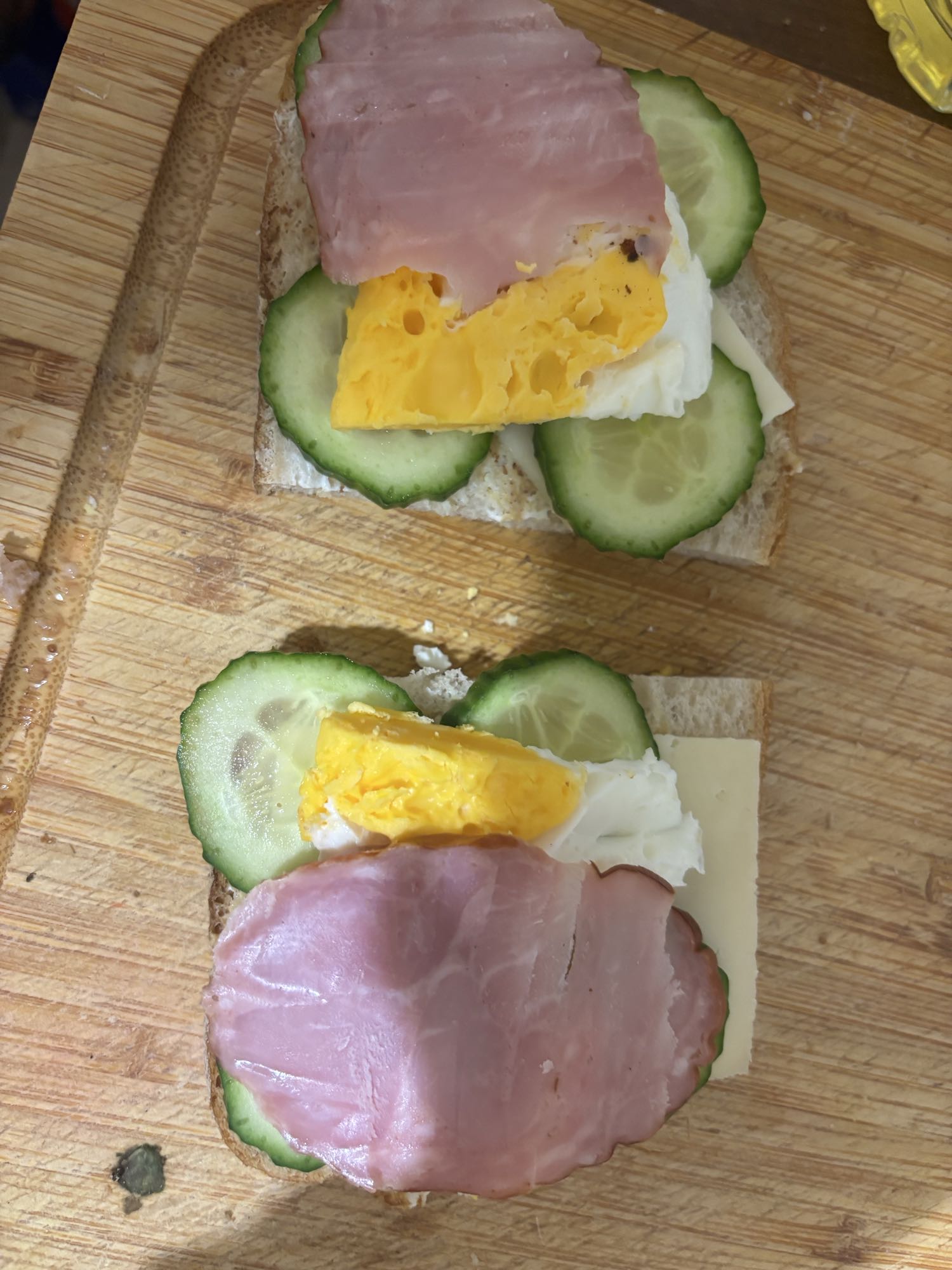 Сендвіч з шинкою та яйцем