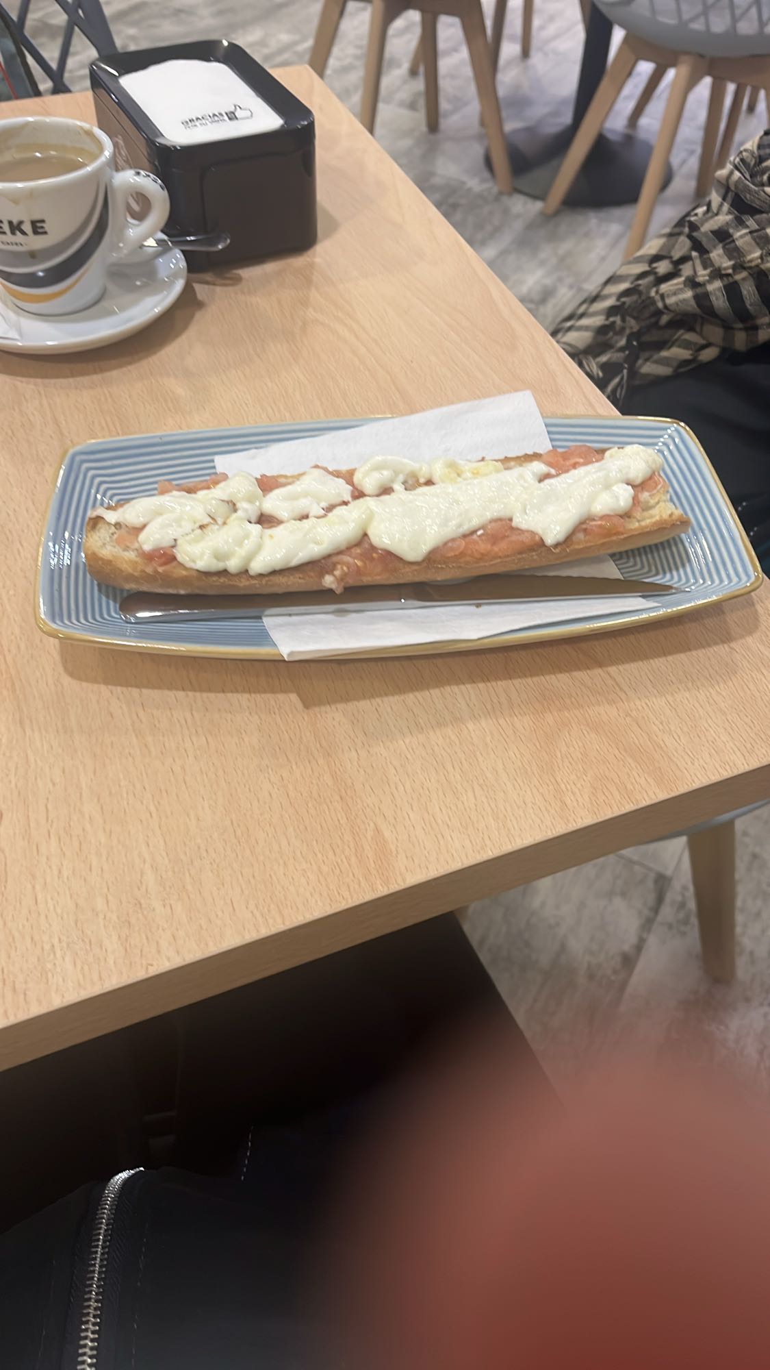 tostada con tomate y queso