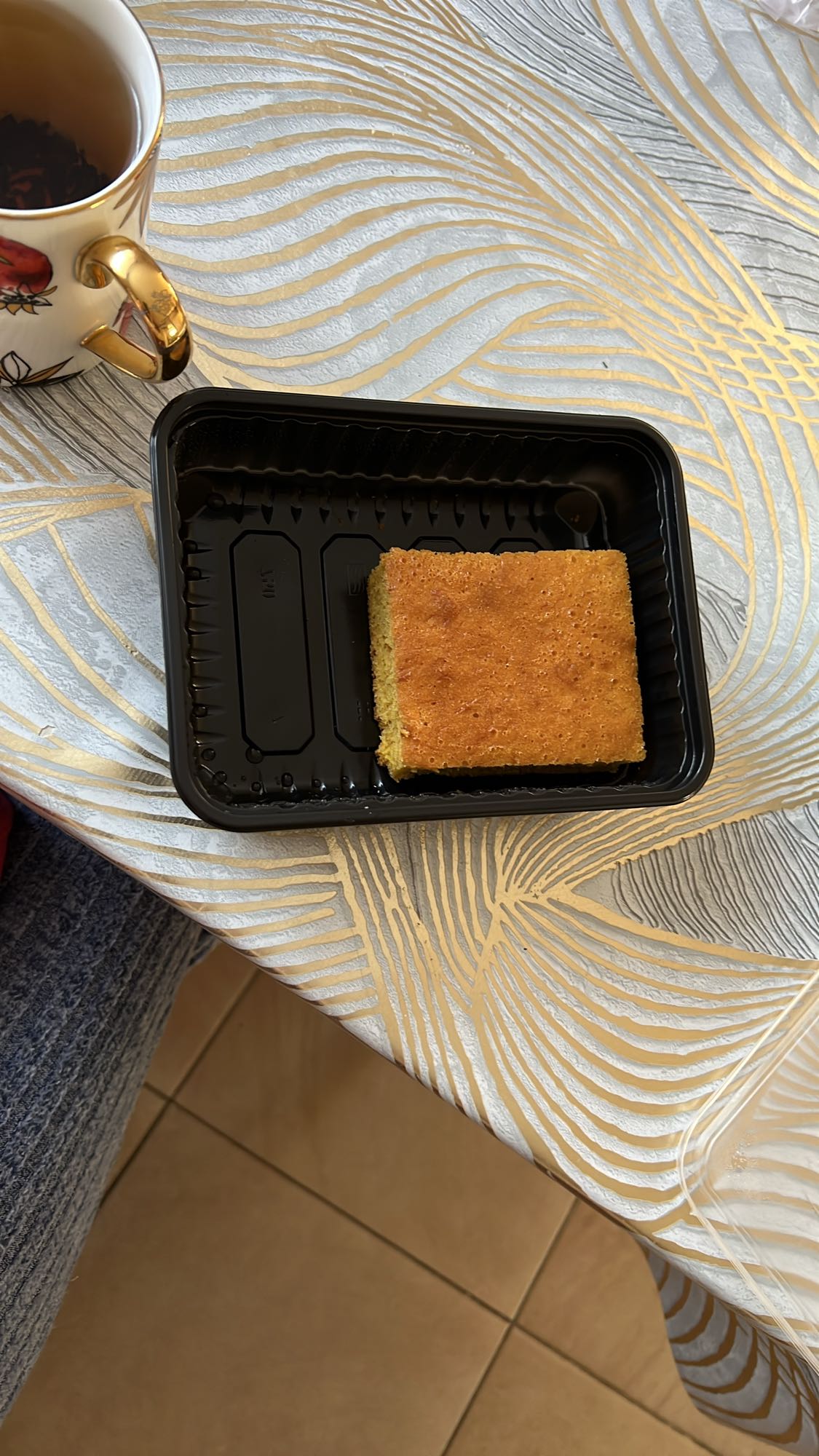 Кусок бисквитного пирога с чаем