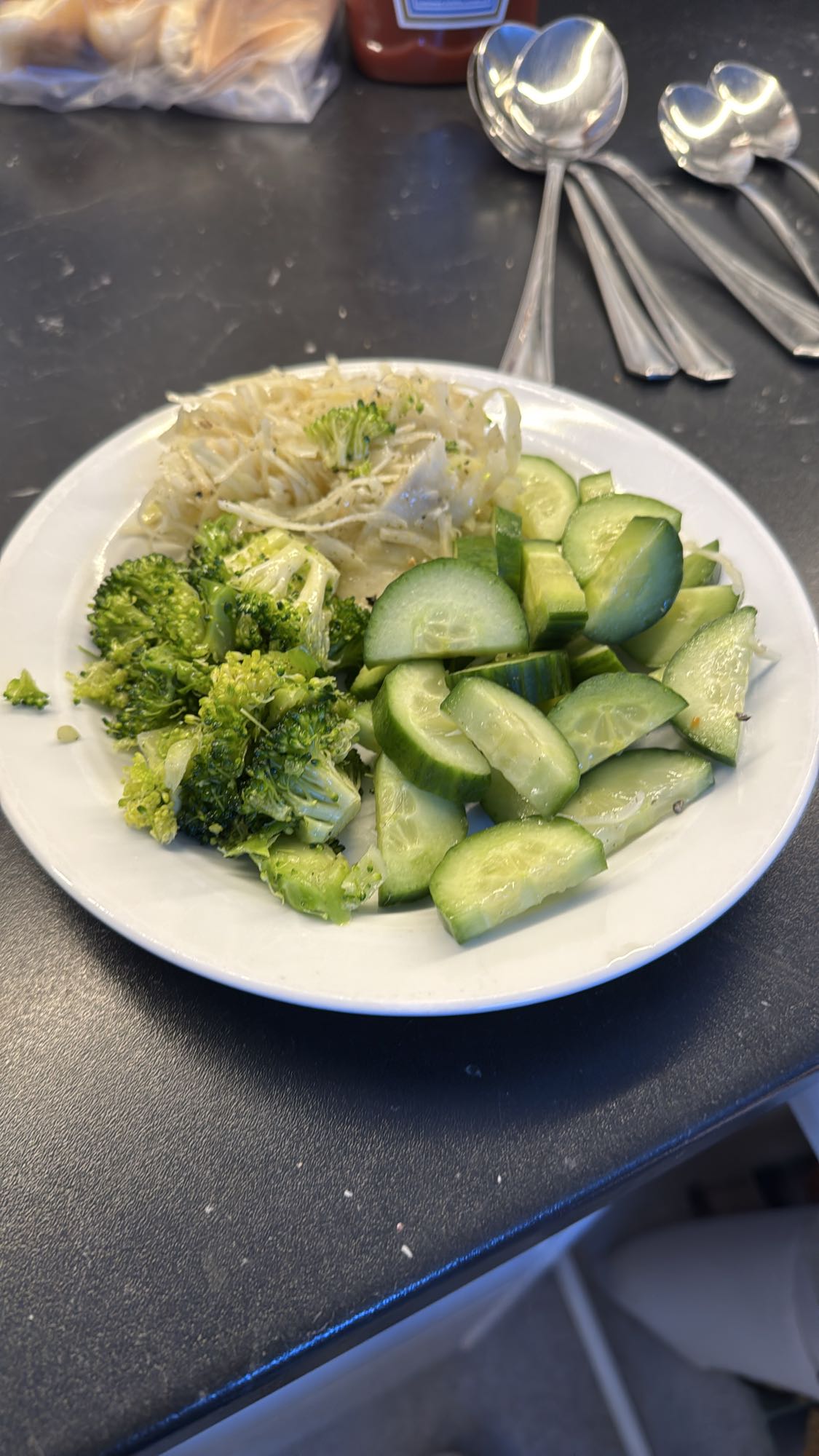 Gurka pizzasallad och broccoli