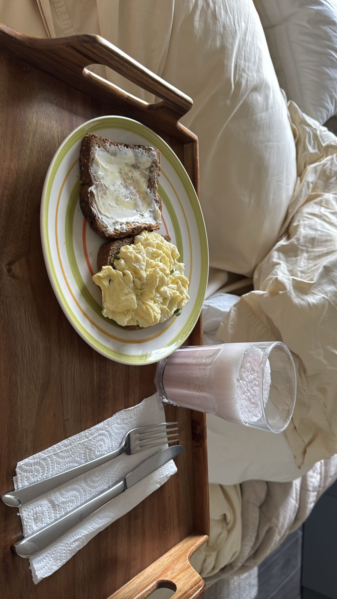Desayuno con huevo, palta y batido