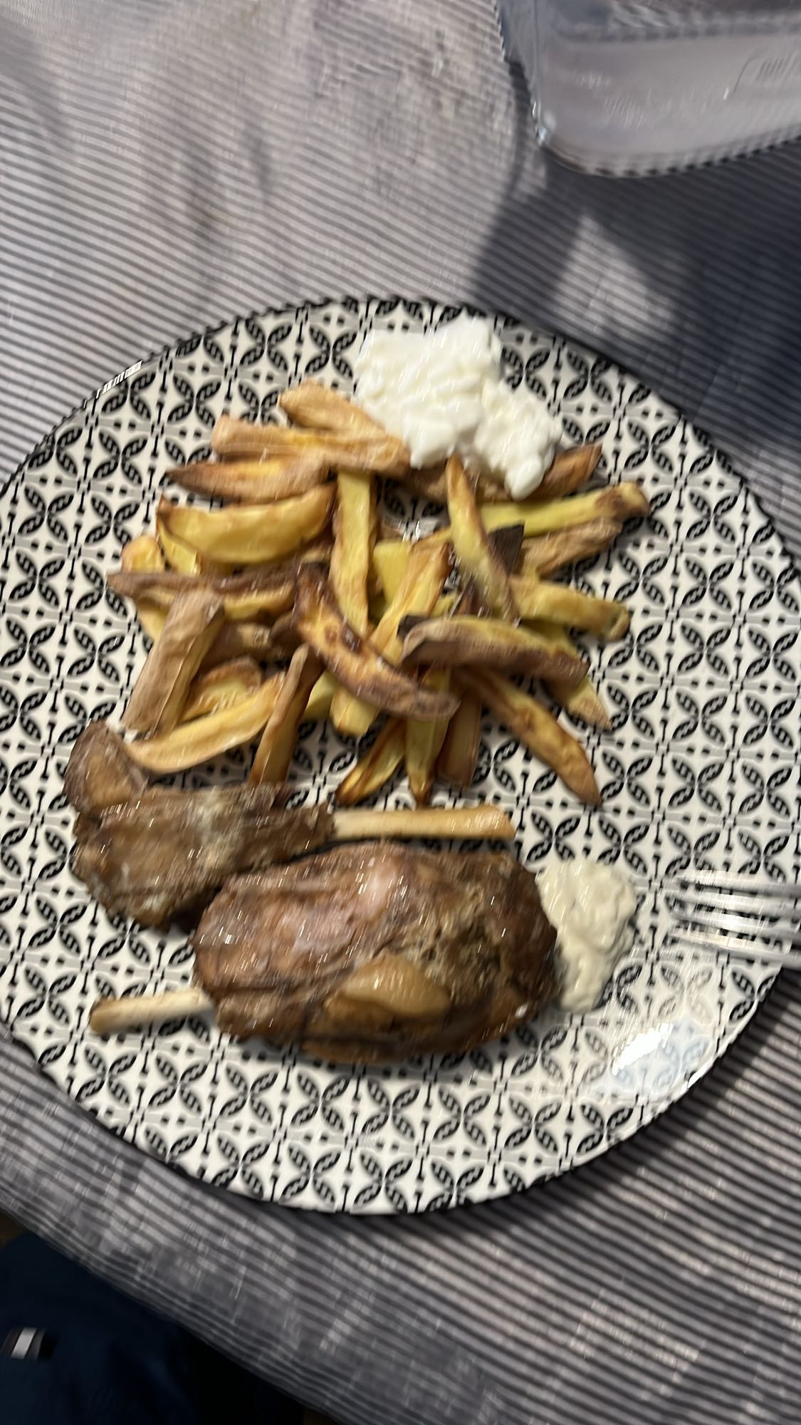 Агнешко с картофи и сос